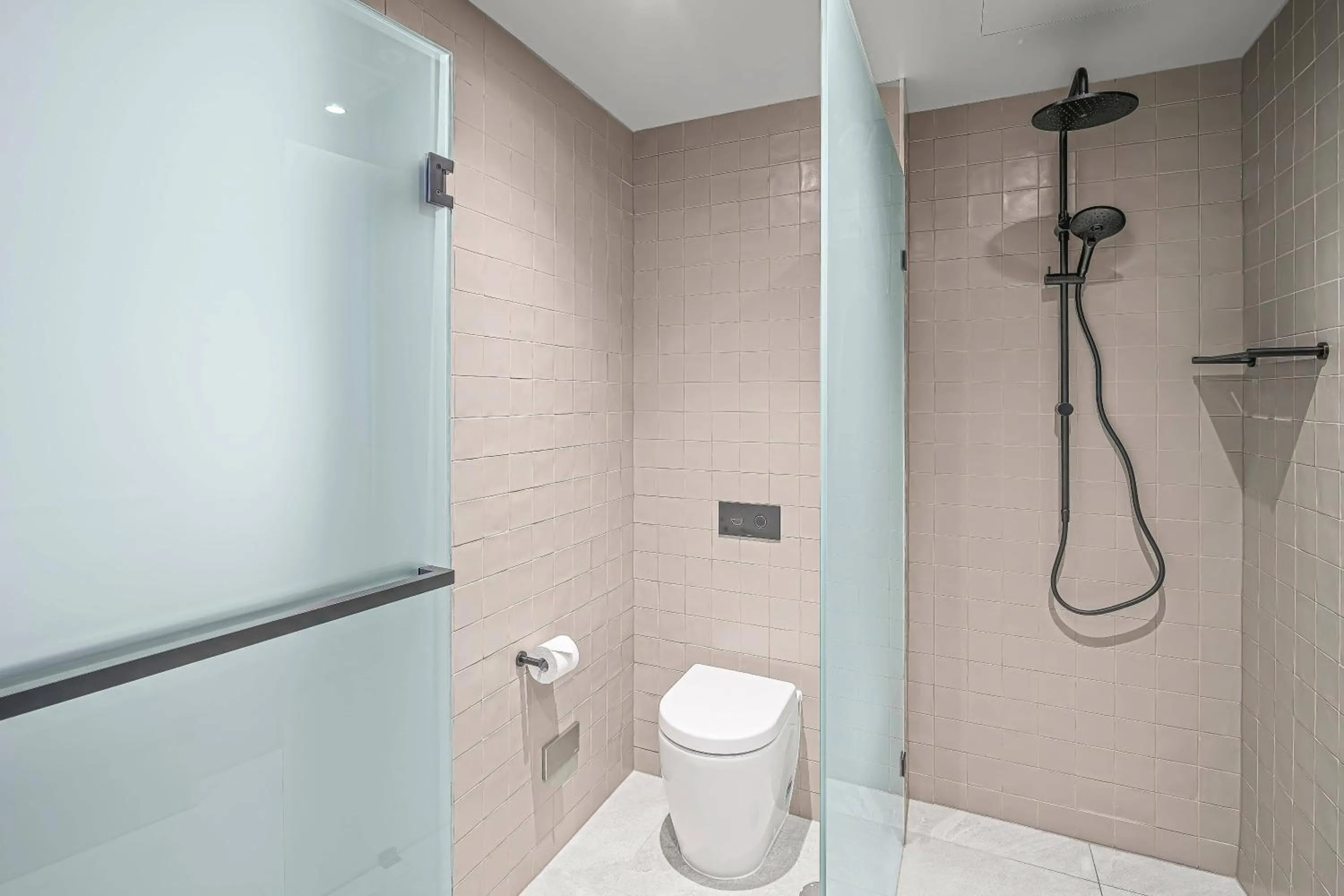 Shower in Urban Rest Hackney Hotel