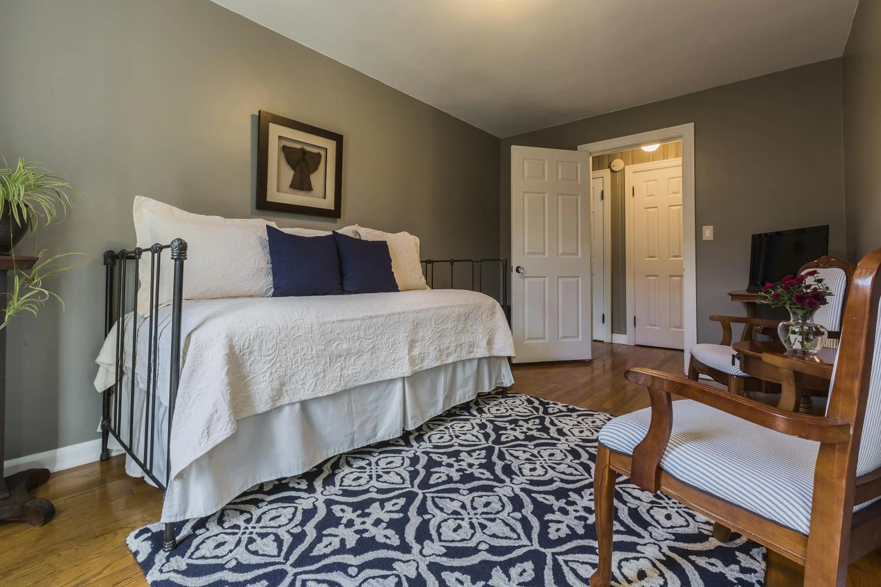 Photo of the whole room, Bed in Market Street Inn