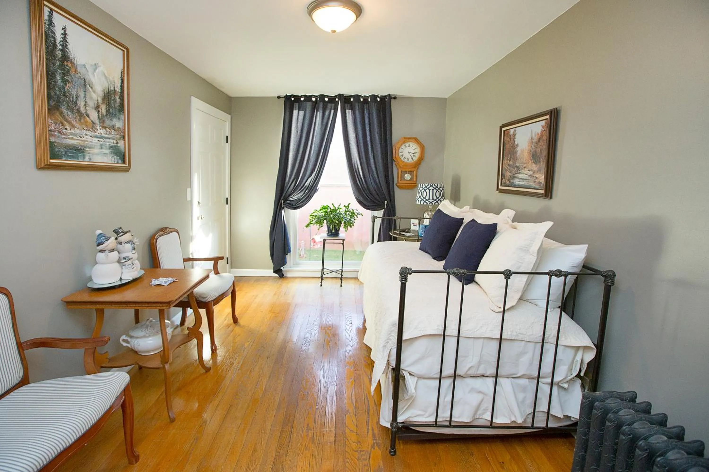 Seating area, Bed in Market Street Inn