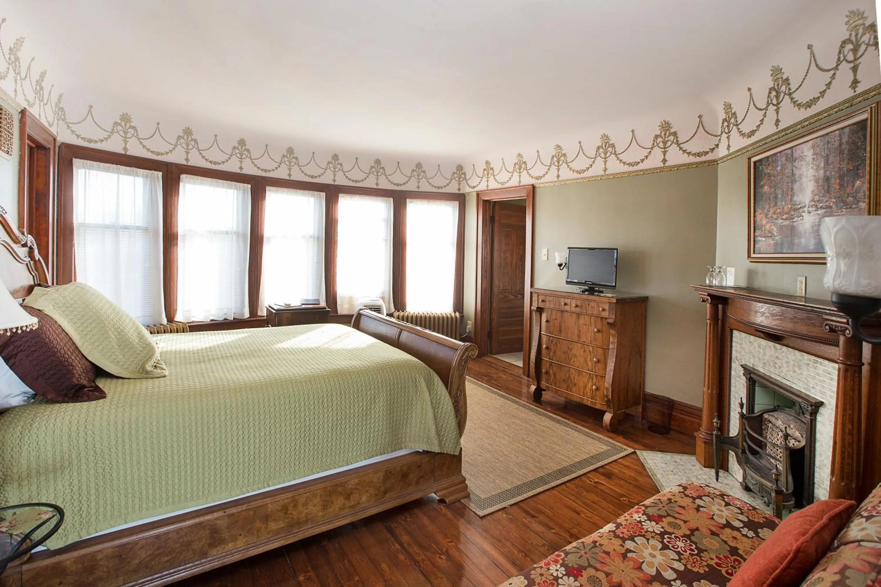 Photo of the whole room, Bed in Market Street Inn