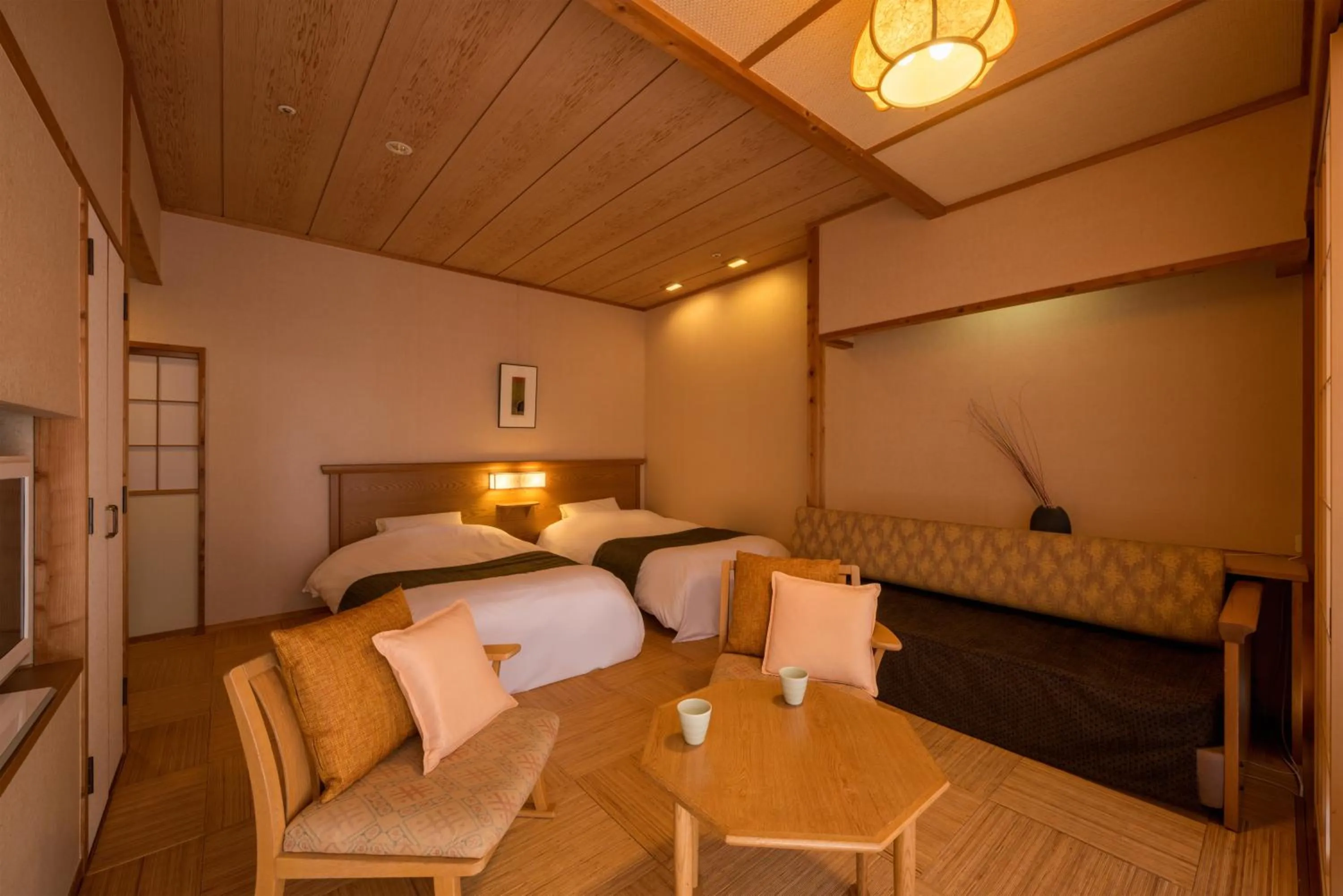 Photo of the whole room, Bed in Sakunami Onsen Yuzukushi Salon Ichinobo