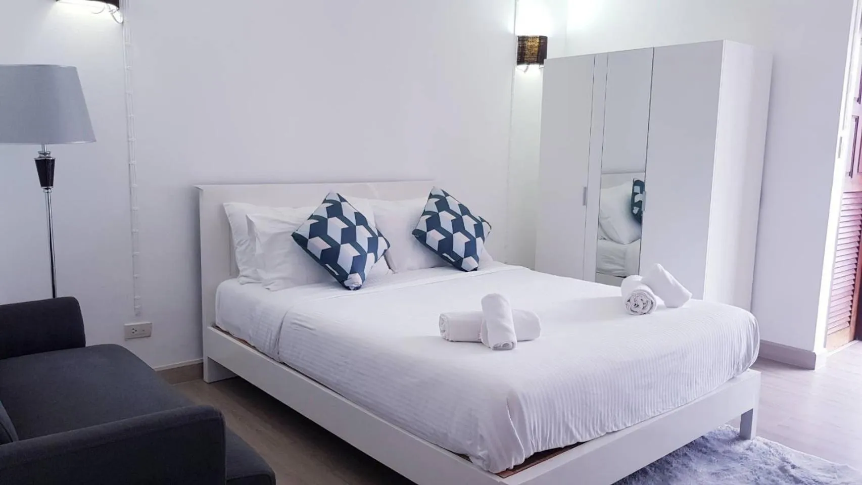 Photo of the whole room, Bed in Thanaree place