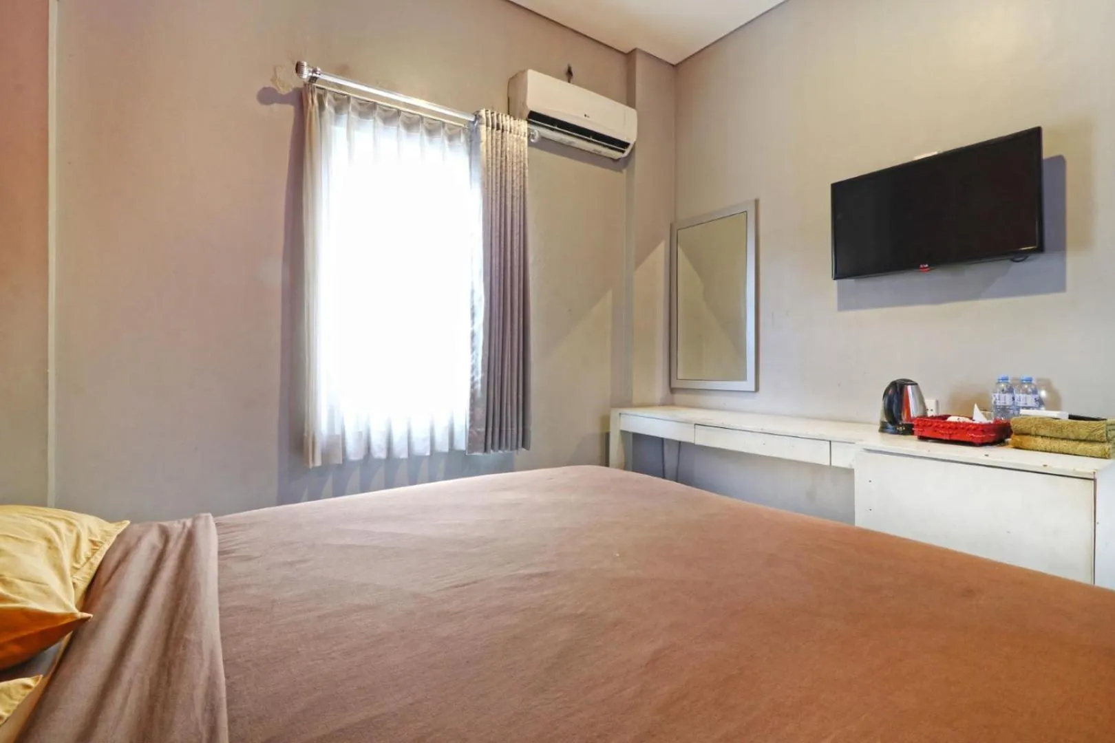 Bedroom, TV/Entertainment Center in Eve Hotel