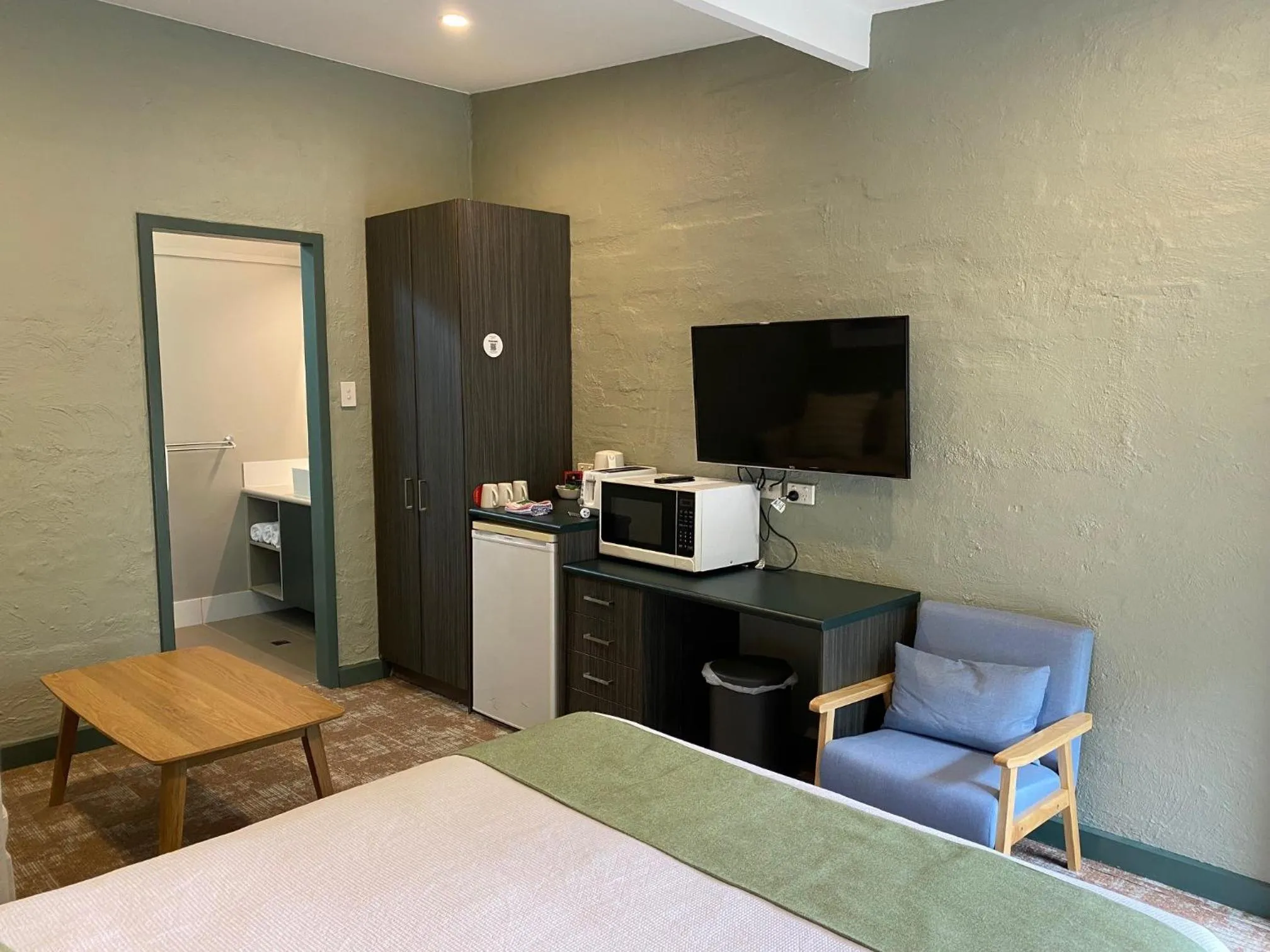 Bedroom, Bed in Everton Park Hotel