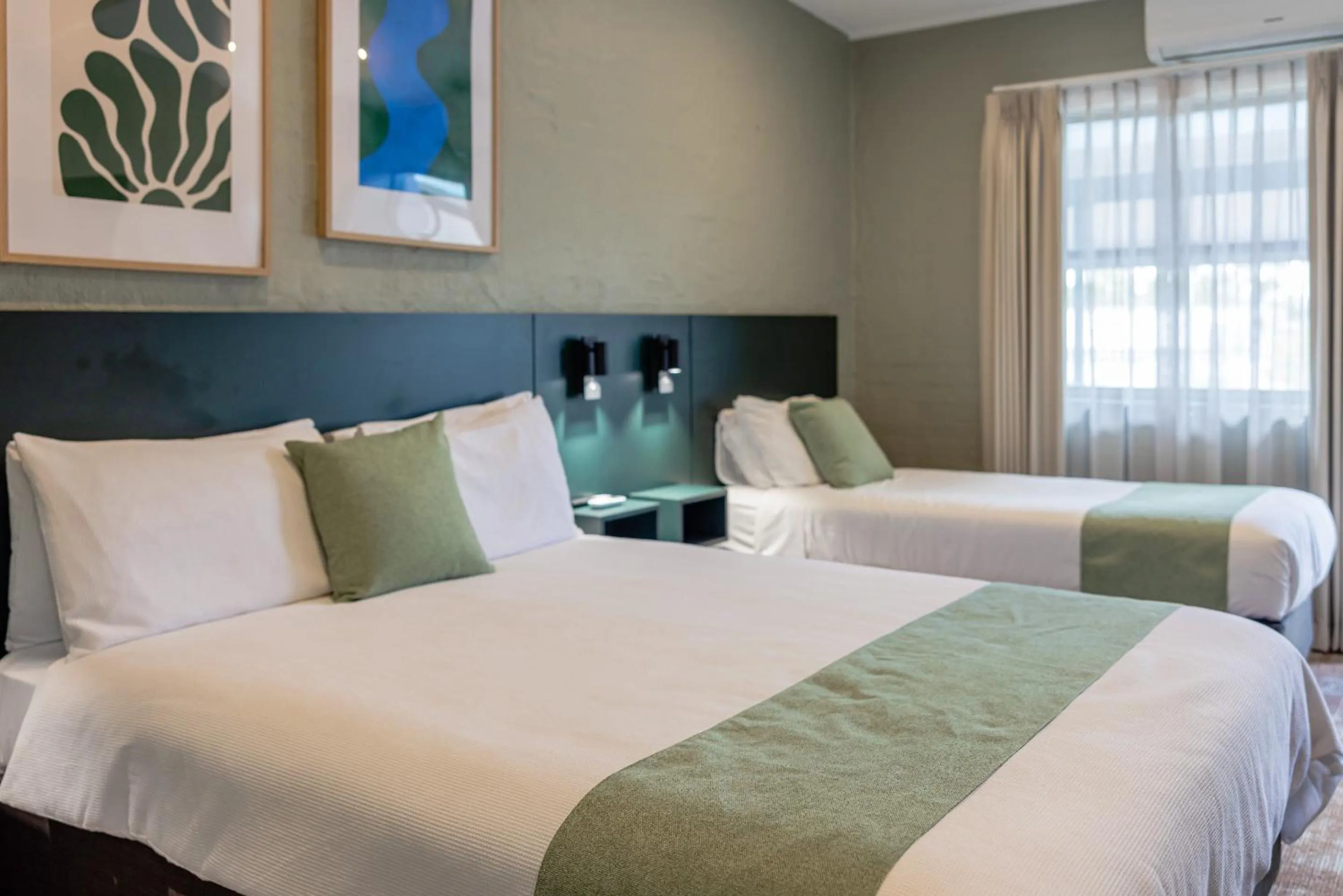 Bed in Everton Park Hotel