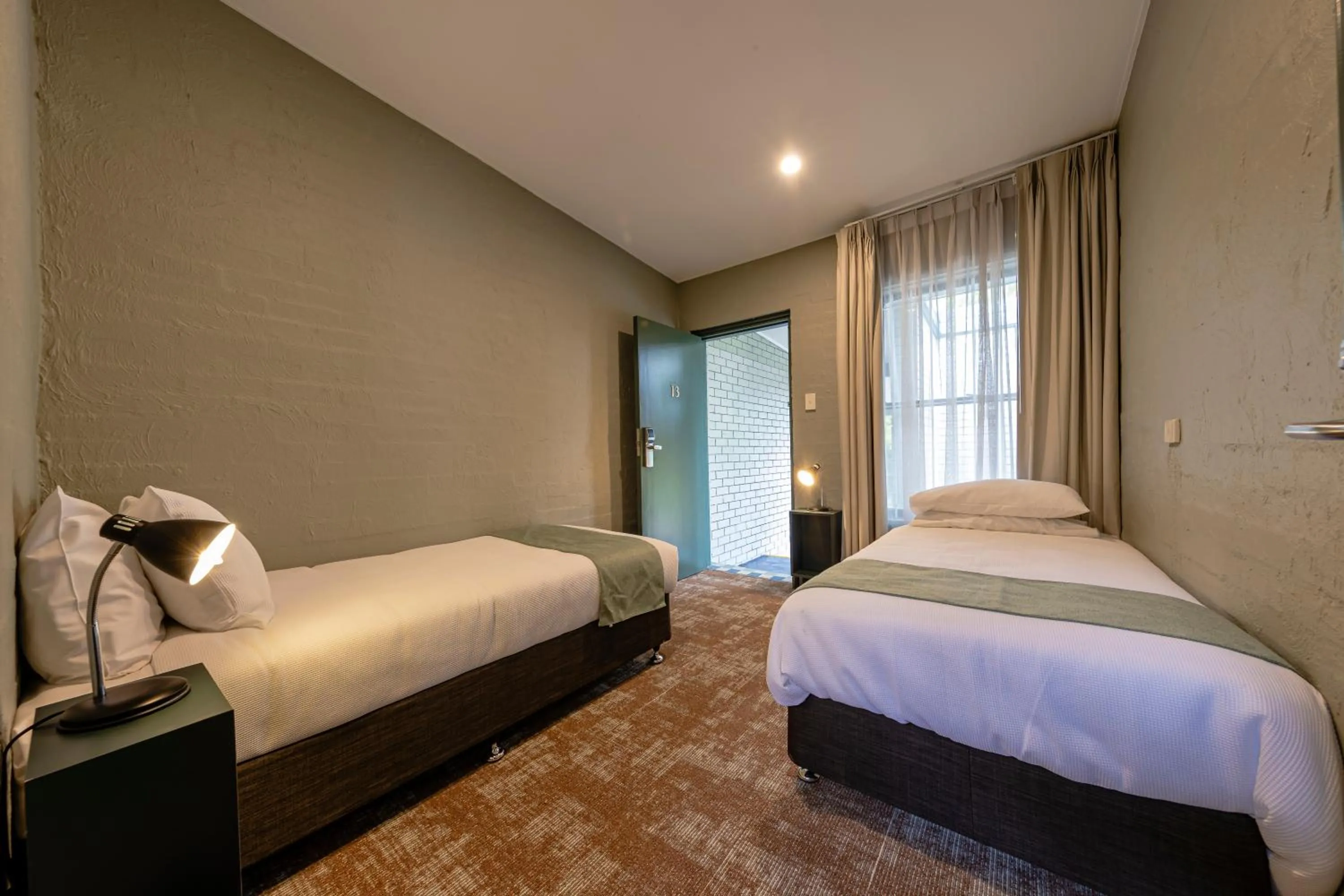 Bedroom, Bed in Everton Park Hotel