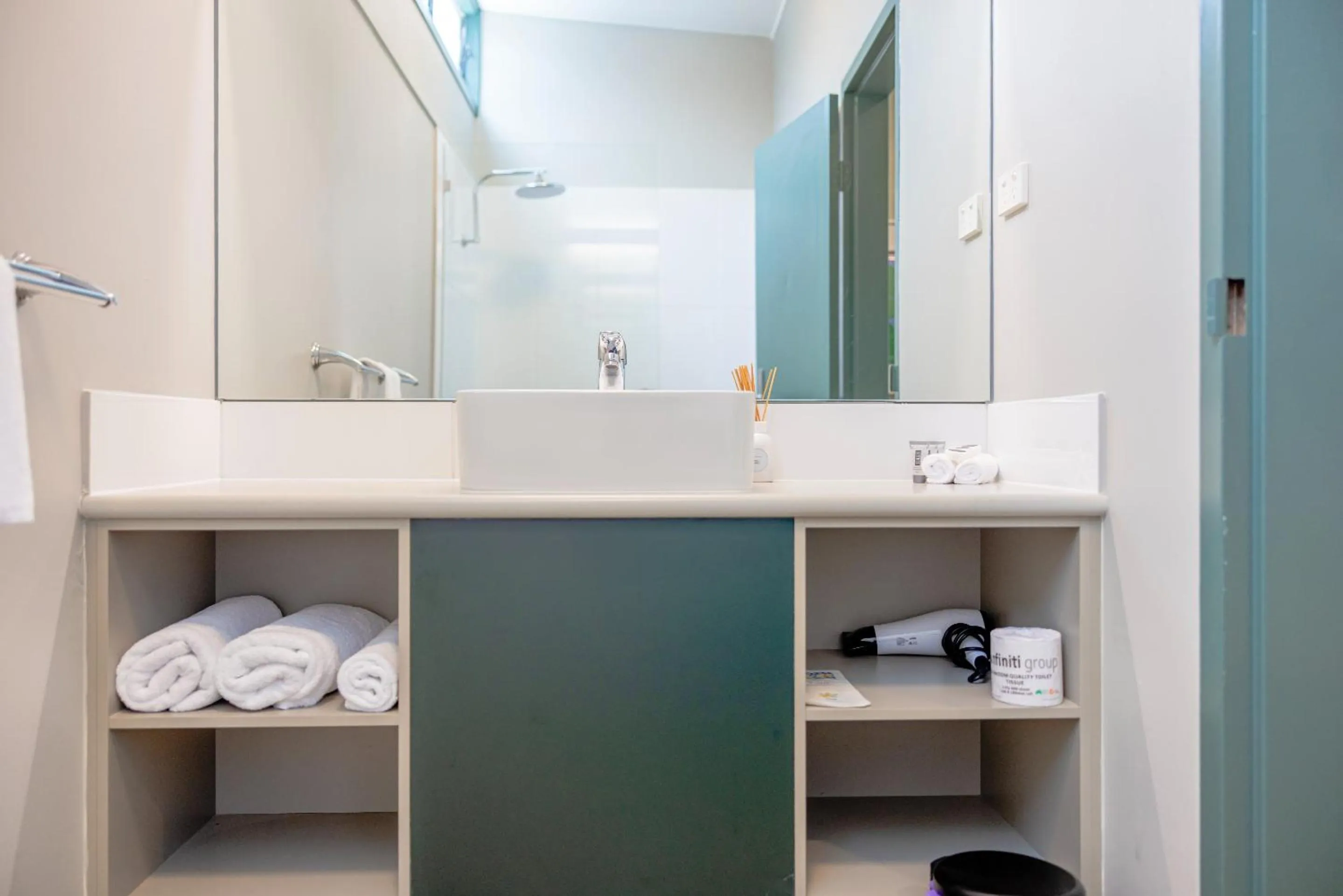 Bathroom in Everton Park Hotel