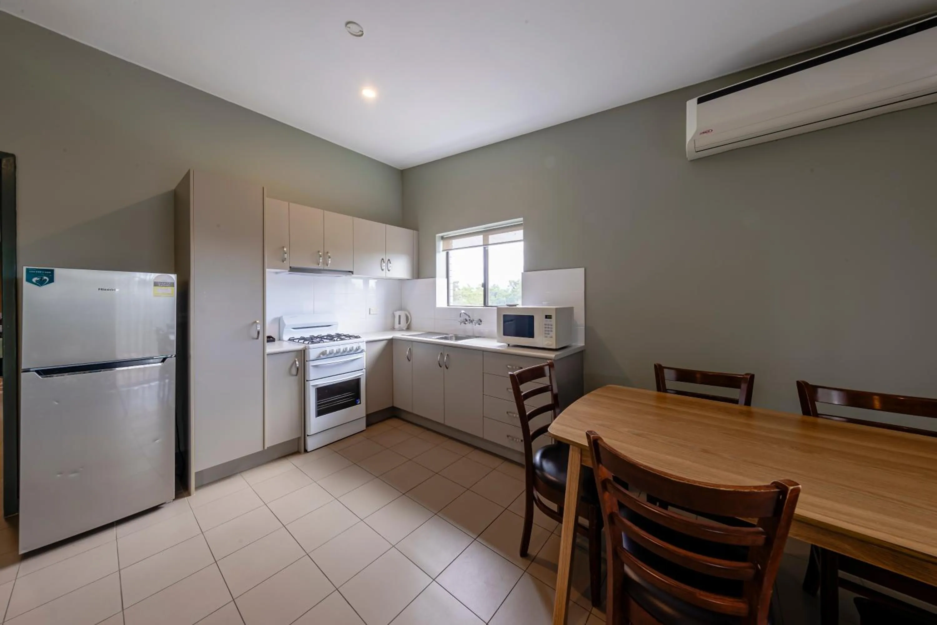 Kitchen or kitchenette in Everton Park Hotel