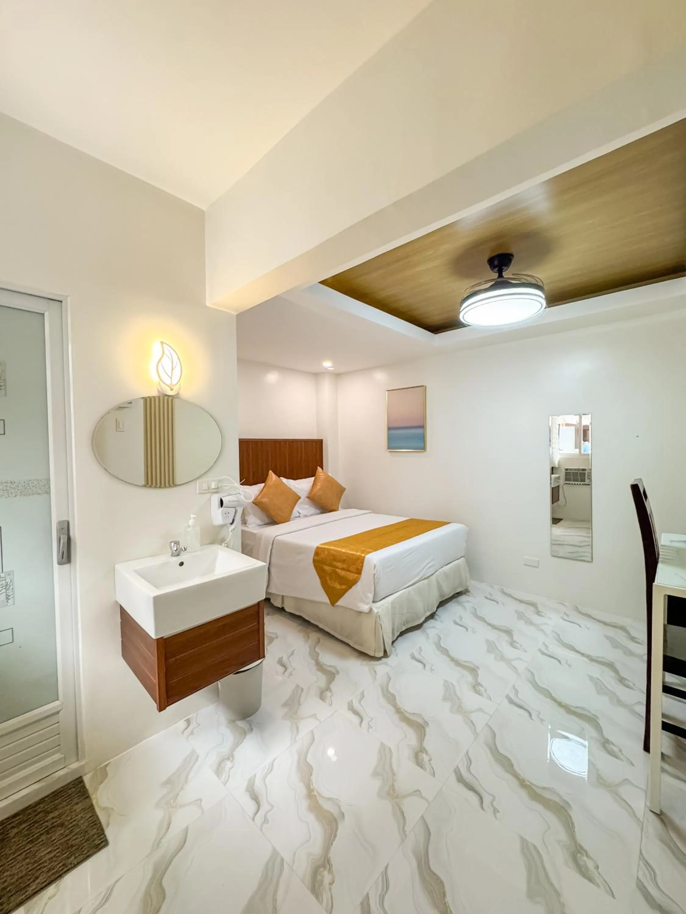 Deluxe Double Room in Hotel Adelina Balanga City Bataan