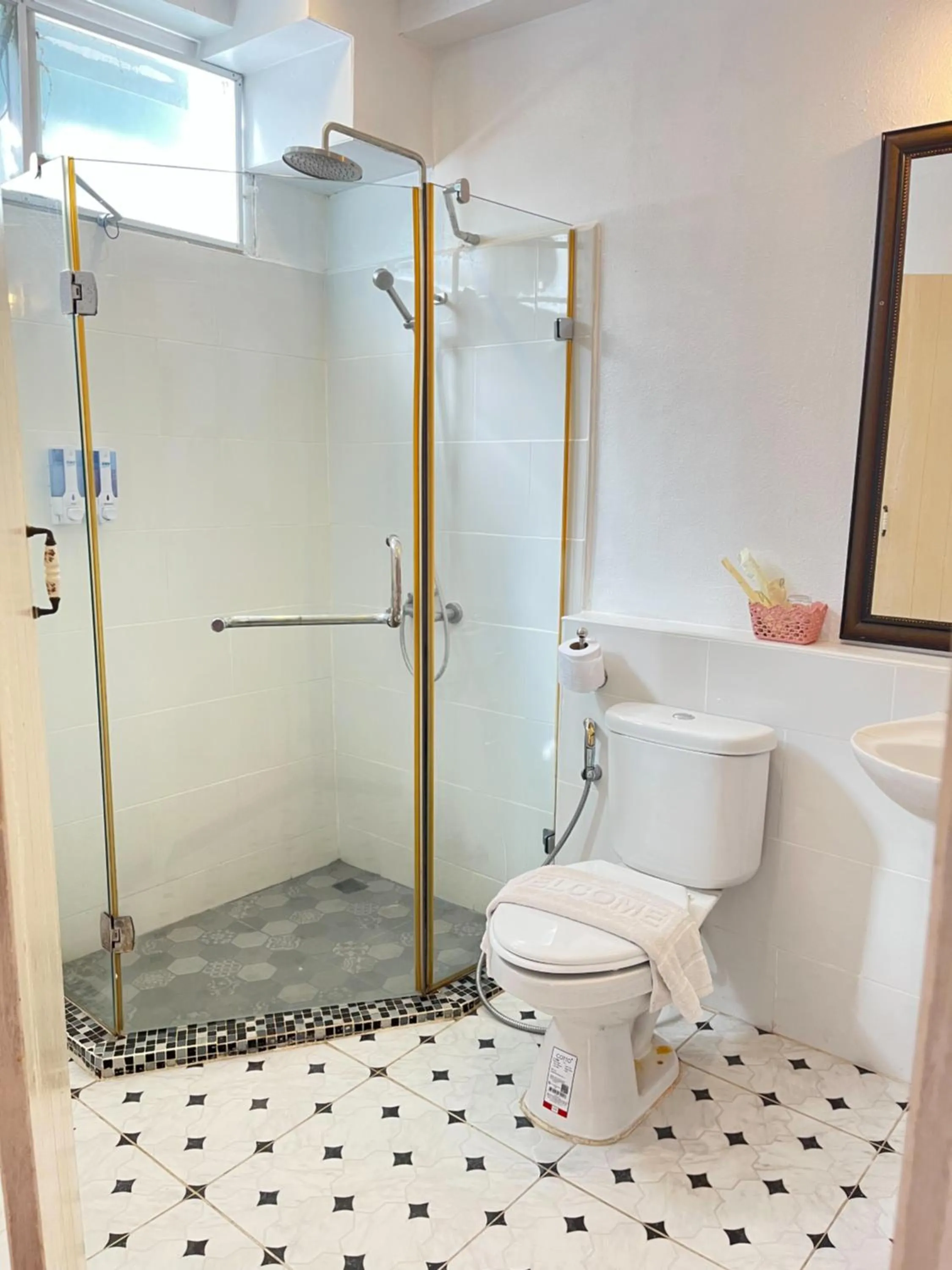 Shower in Nai Suan Bed and Breakfast