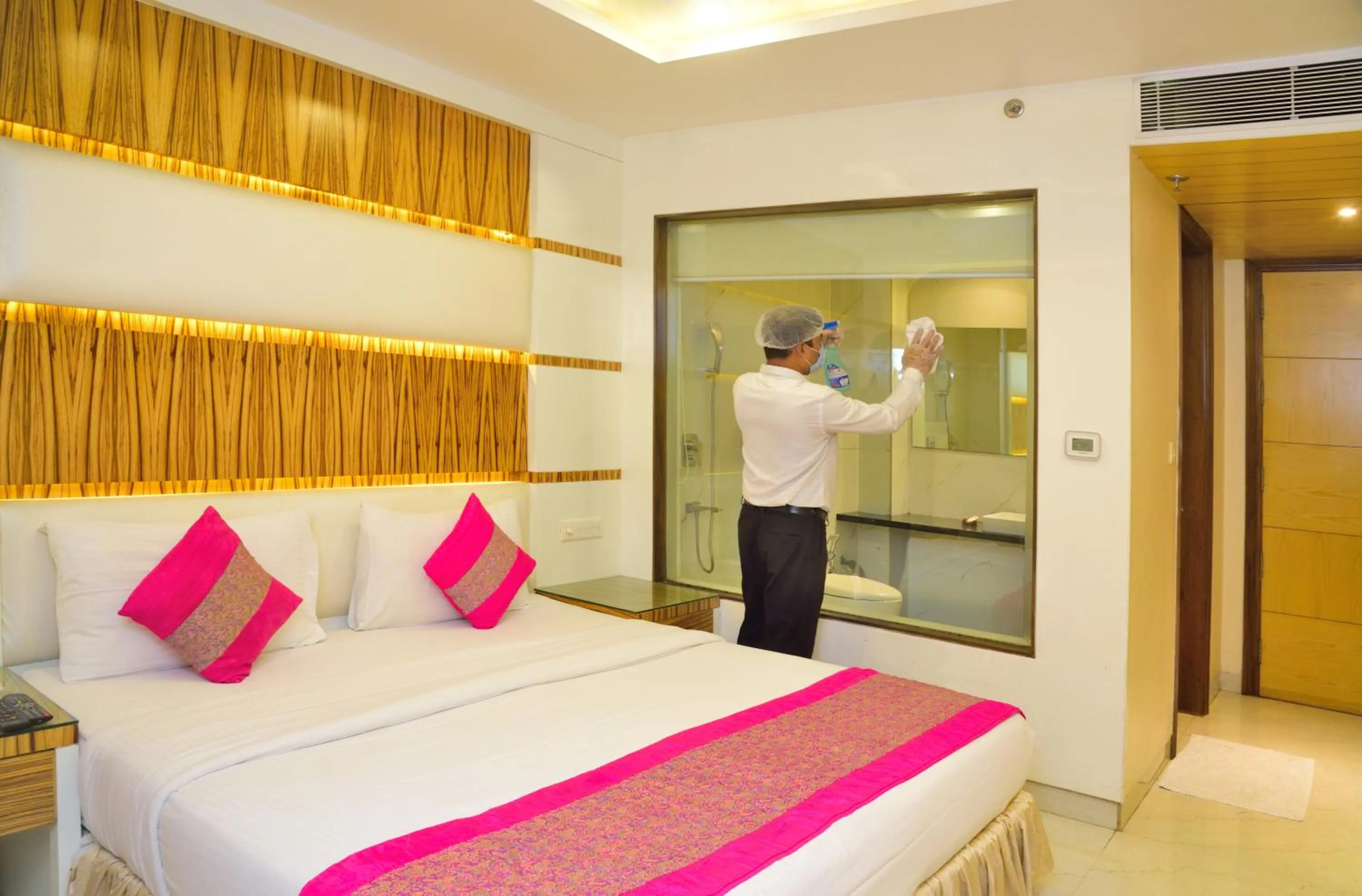 Staff, Bed in Aman Continental With Restaurant - 5Mins from Connaught Place ,Railway Station & Metro