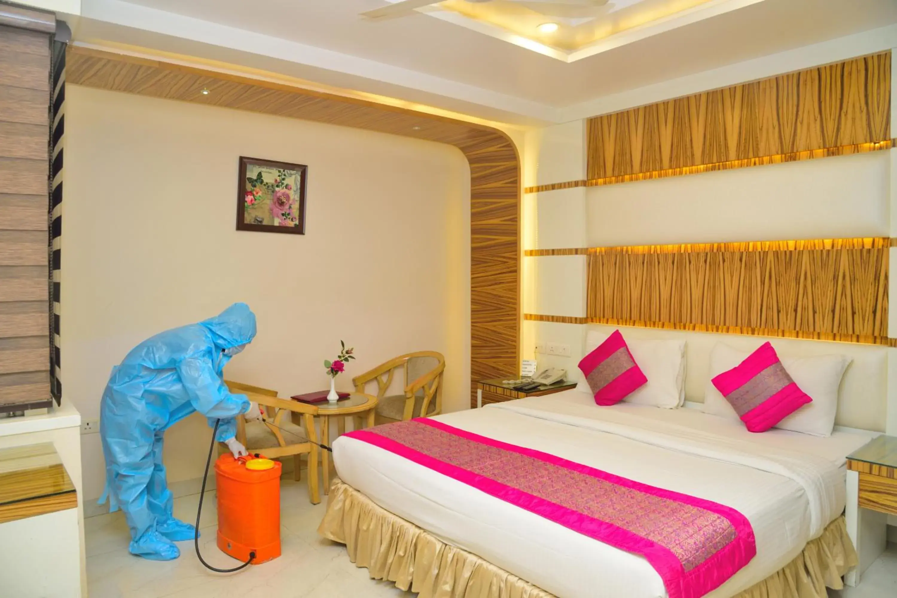Bedroom, Bed in Aman Continental - 2Mins from Railway Station and 5 Mins from Metro Bedroom, Bed in Aman Continental - 2Mins from Railway Station and 5 Mins from Metro