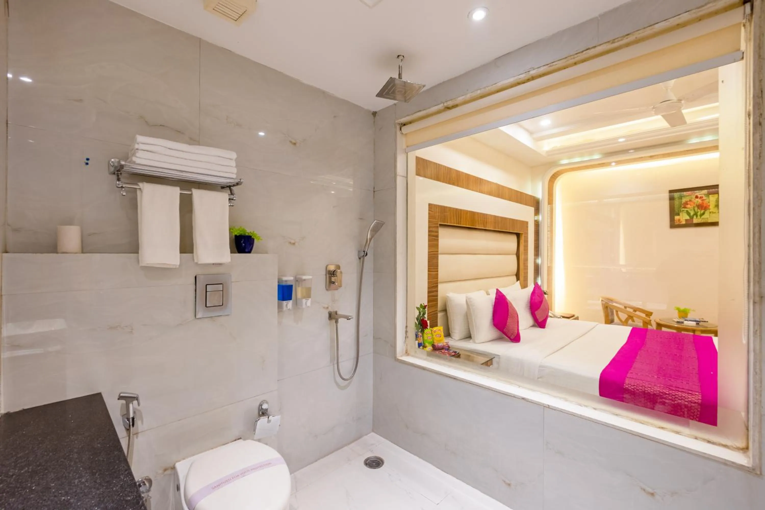 Toilet, Bed in Aman Continental With Restaurant - 5Mins from Connaught Place ,Railway Station & Metro