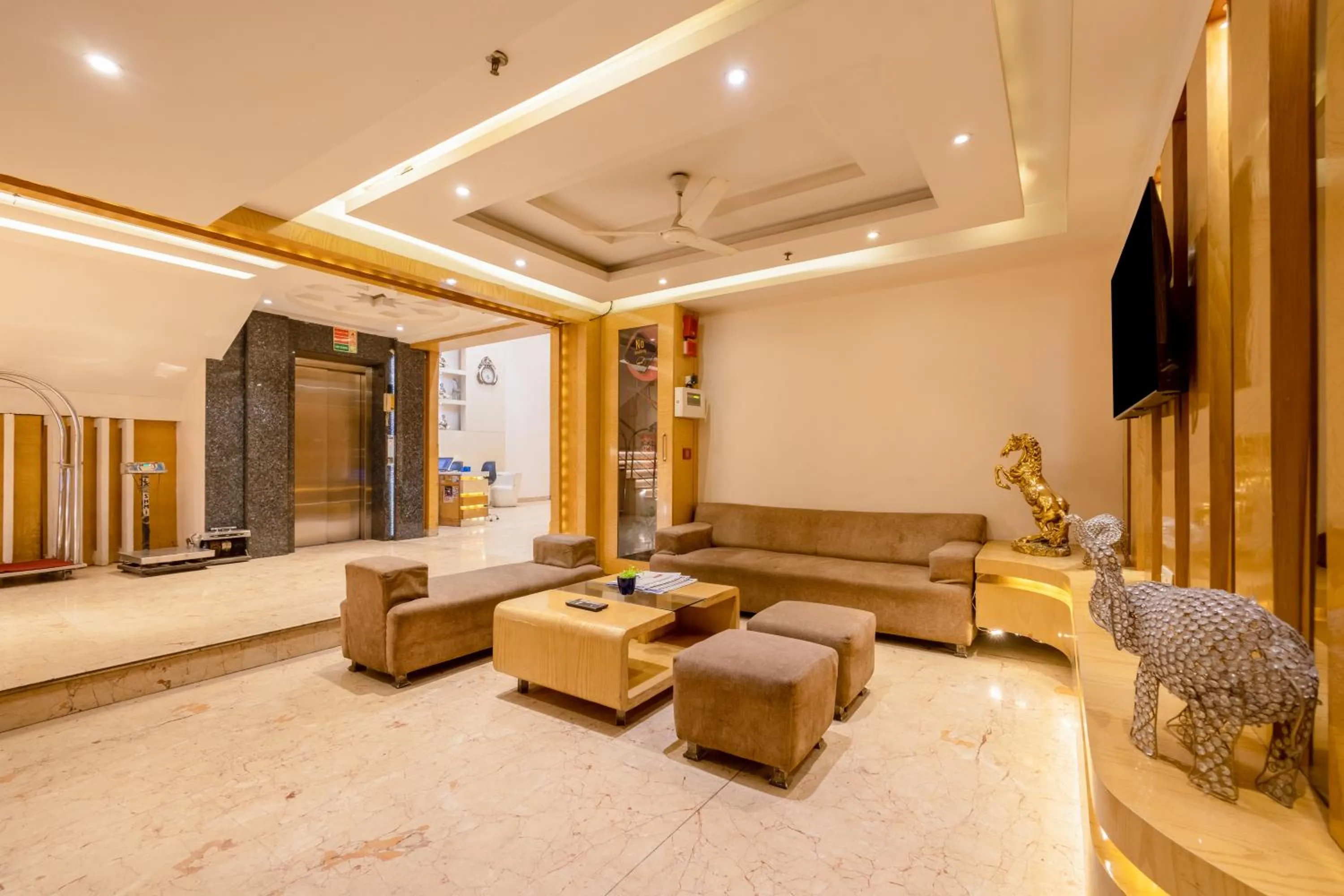 Lobby or reception in Aman Continental With Restaurant - 5Mins from Connaught Place ,Railway Station & Metro