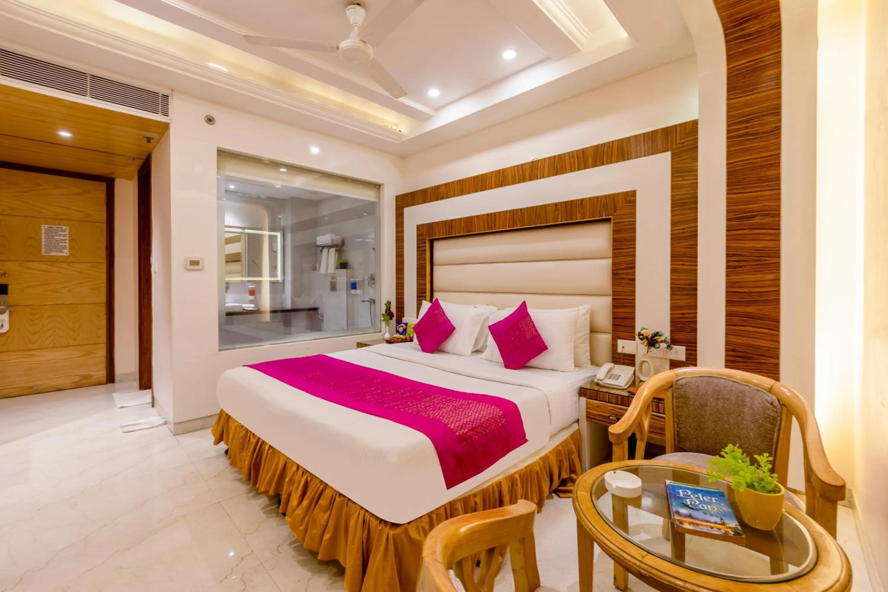 Bedroom, Bed in Aman Continental With Restaurant - 5Mins from Connaught Place ,Railway Station & Metro