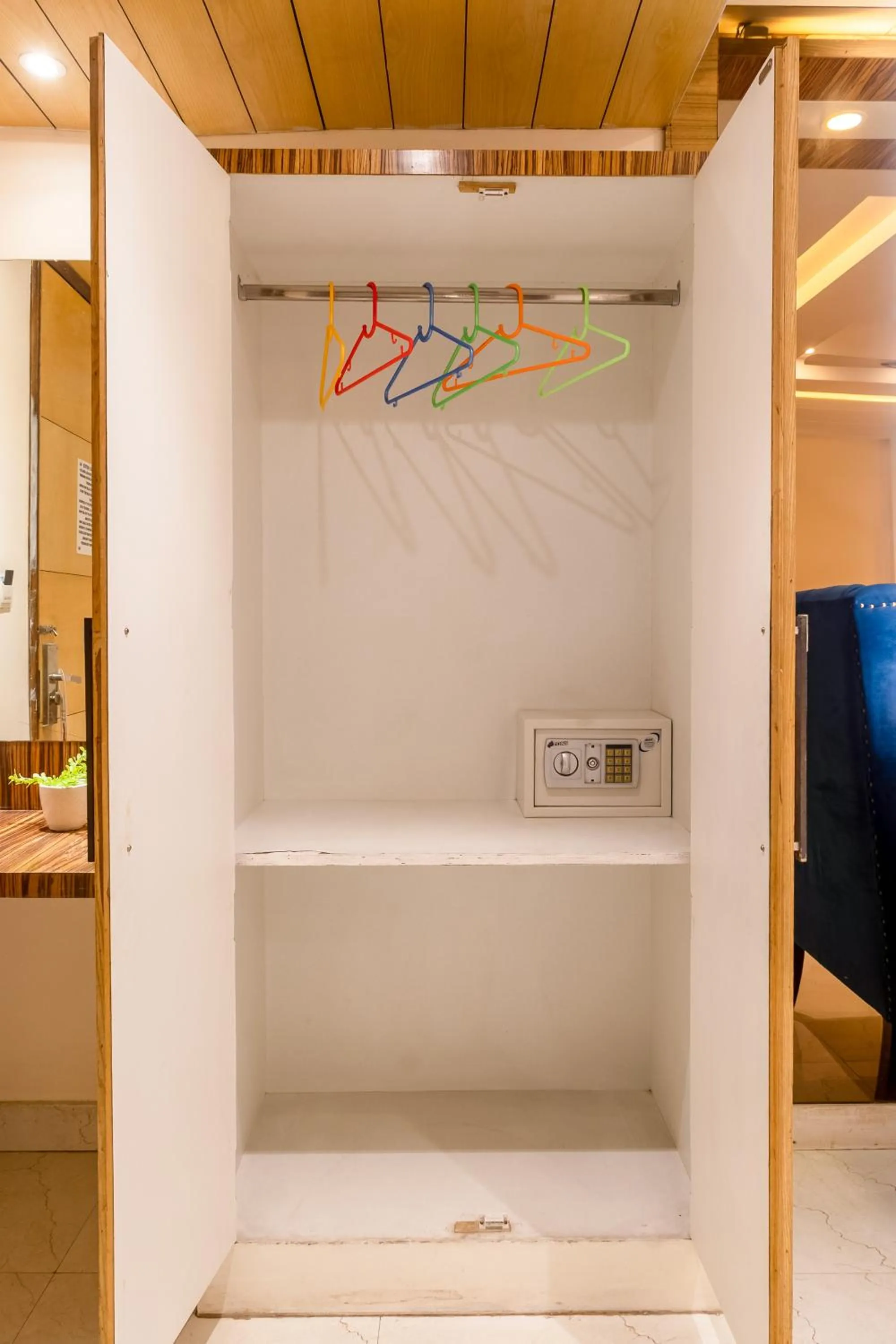 locker in Aman Continental With Restaurant - 5Mins from Connaught Place ,Railway Station & Metro