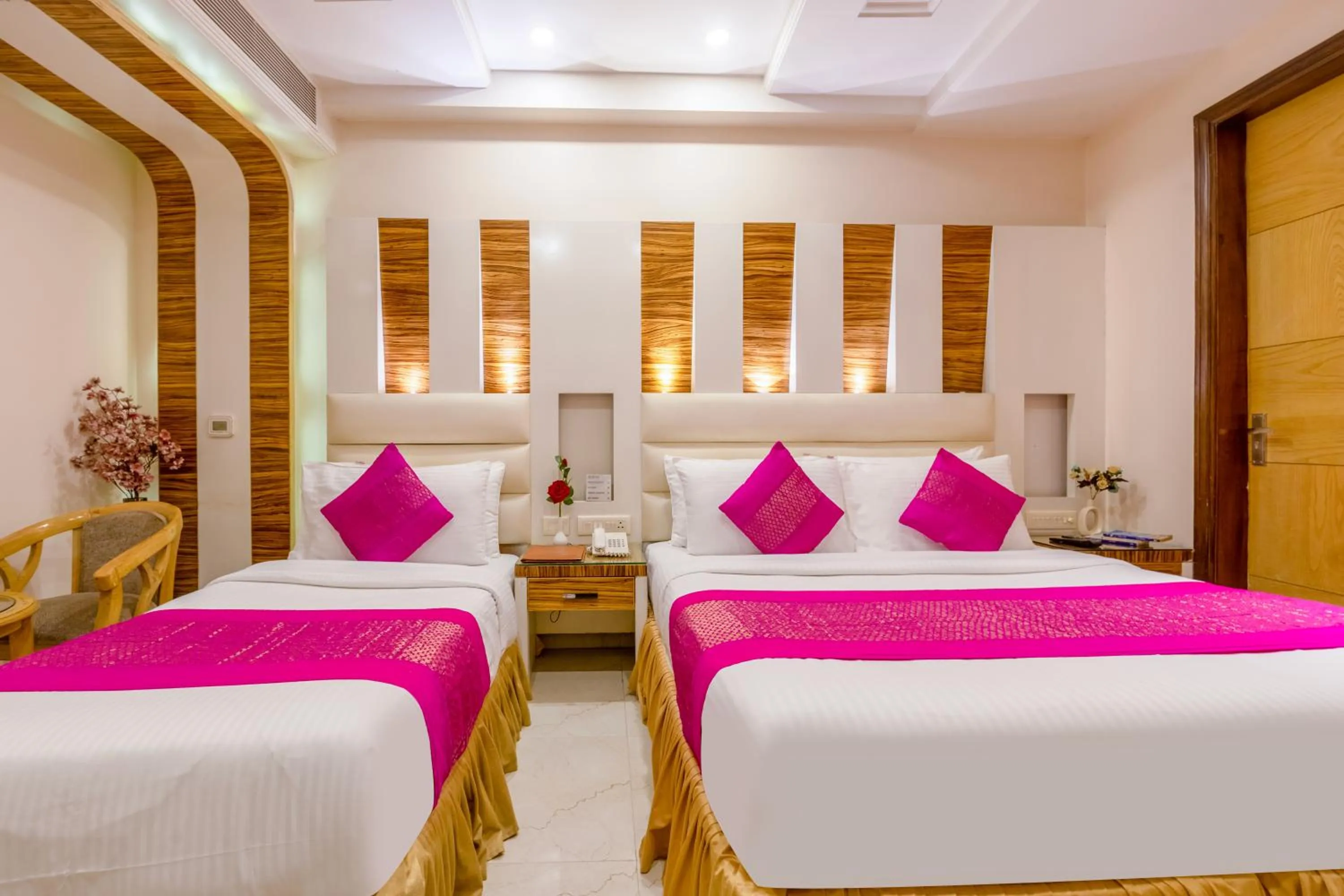 Bed in Aman Continental With Restaurant - 5Mins from Connaught Place ,Railway Station & Metro