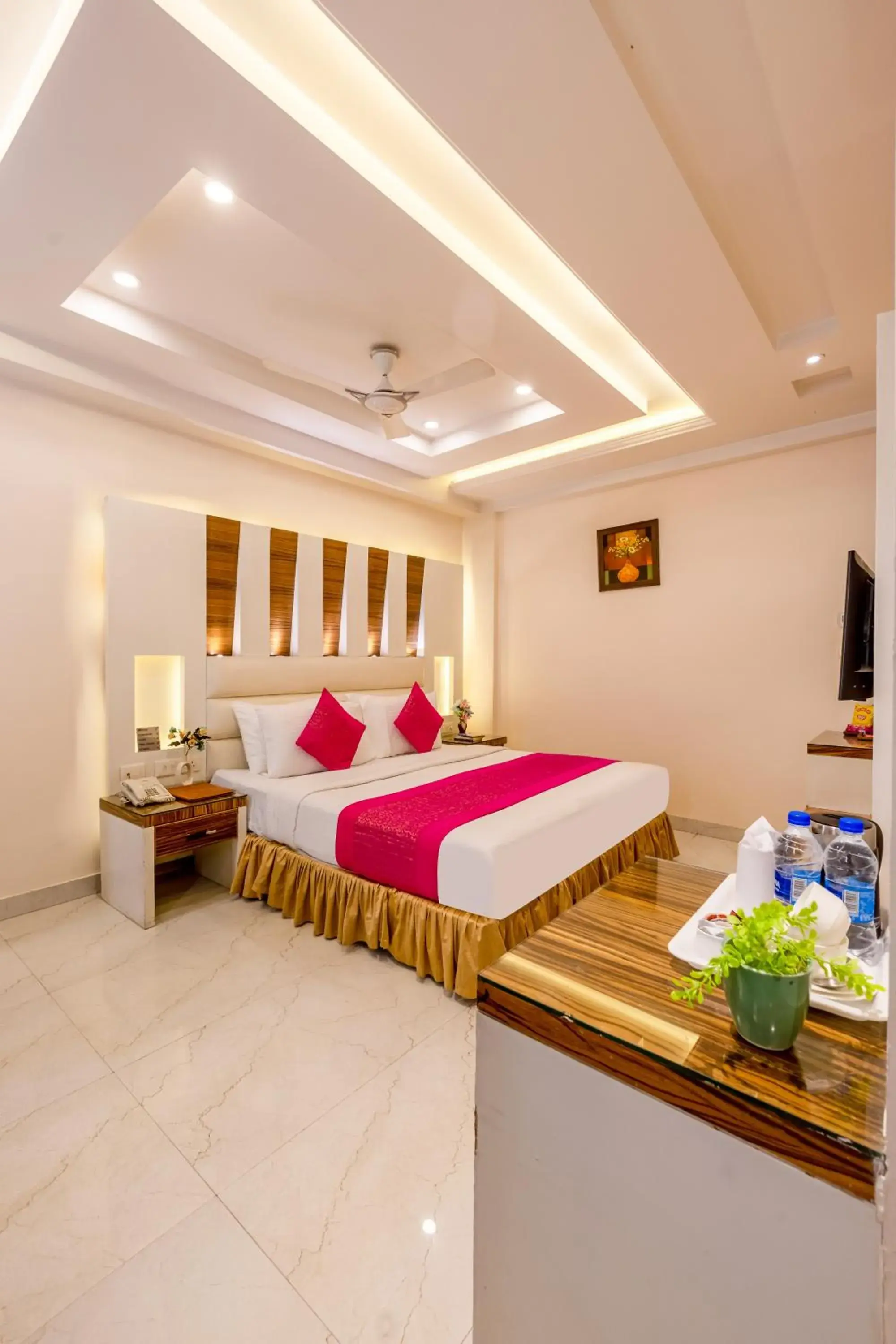 Bedroom, Bed in Aman Continental With Restaurant - 5Mins from Connaught Place ,Railway Station & Metro Bedroom, Bed in Aman Continental With Restaurant - 5Mins from Connaught Place ,Railway Station & Metro