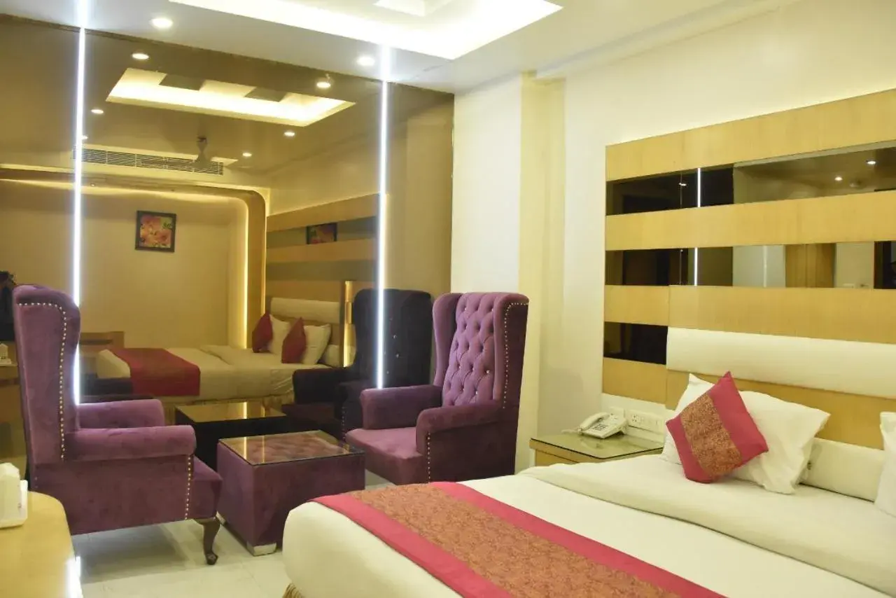Seating area, Bed in Aman Continental - 2Mins from Railway Station and 5 Mins from Metro Seating area, Bed in Aman Continental - 2Mins from Railway Station and 5 Mins from Metro