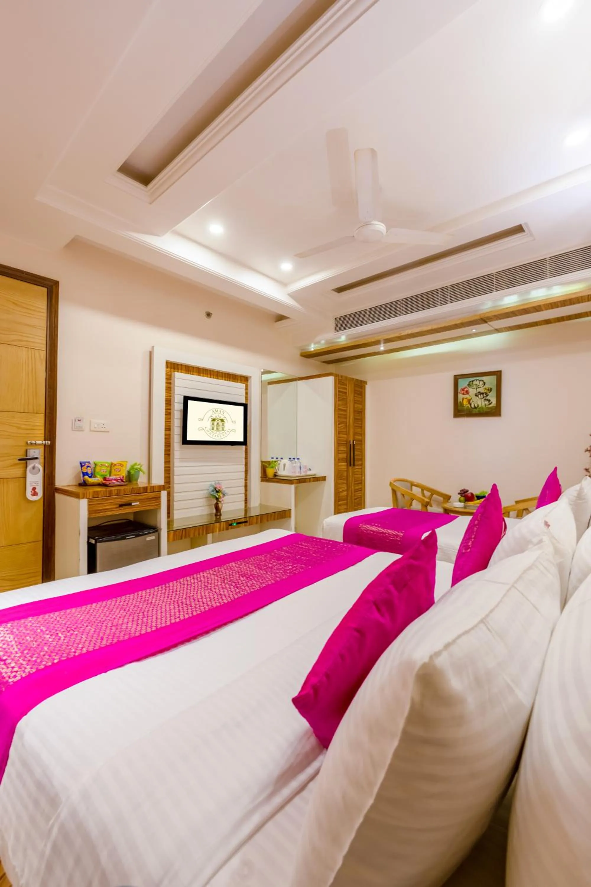 Bed in Aman Continental With Restaurant - 5Mins from Connaught Place ,Railway Station & Metro