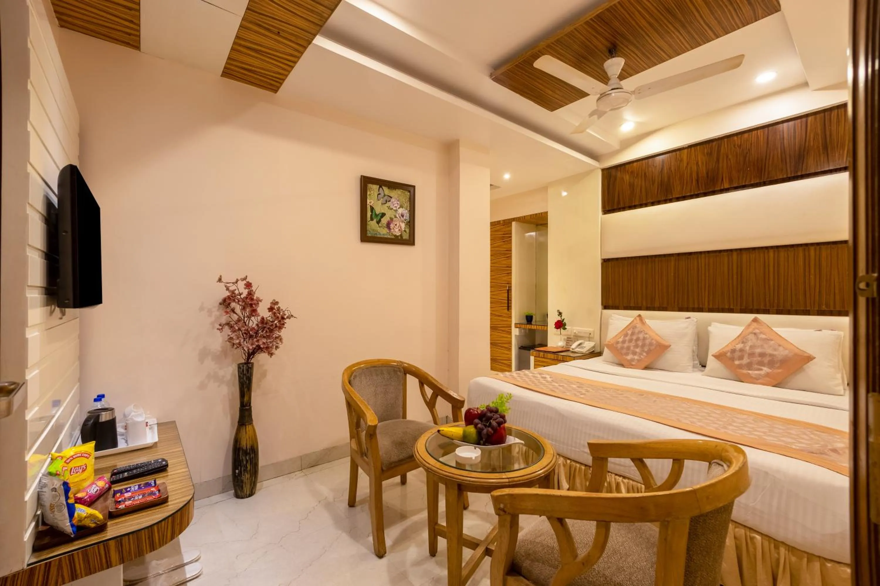 Bed in Aman Continental With Restaurant - 5Mins from Connaught Place ,Railway Station & Metro