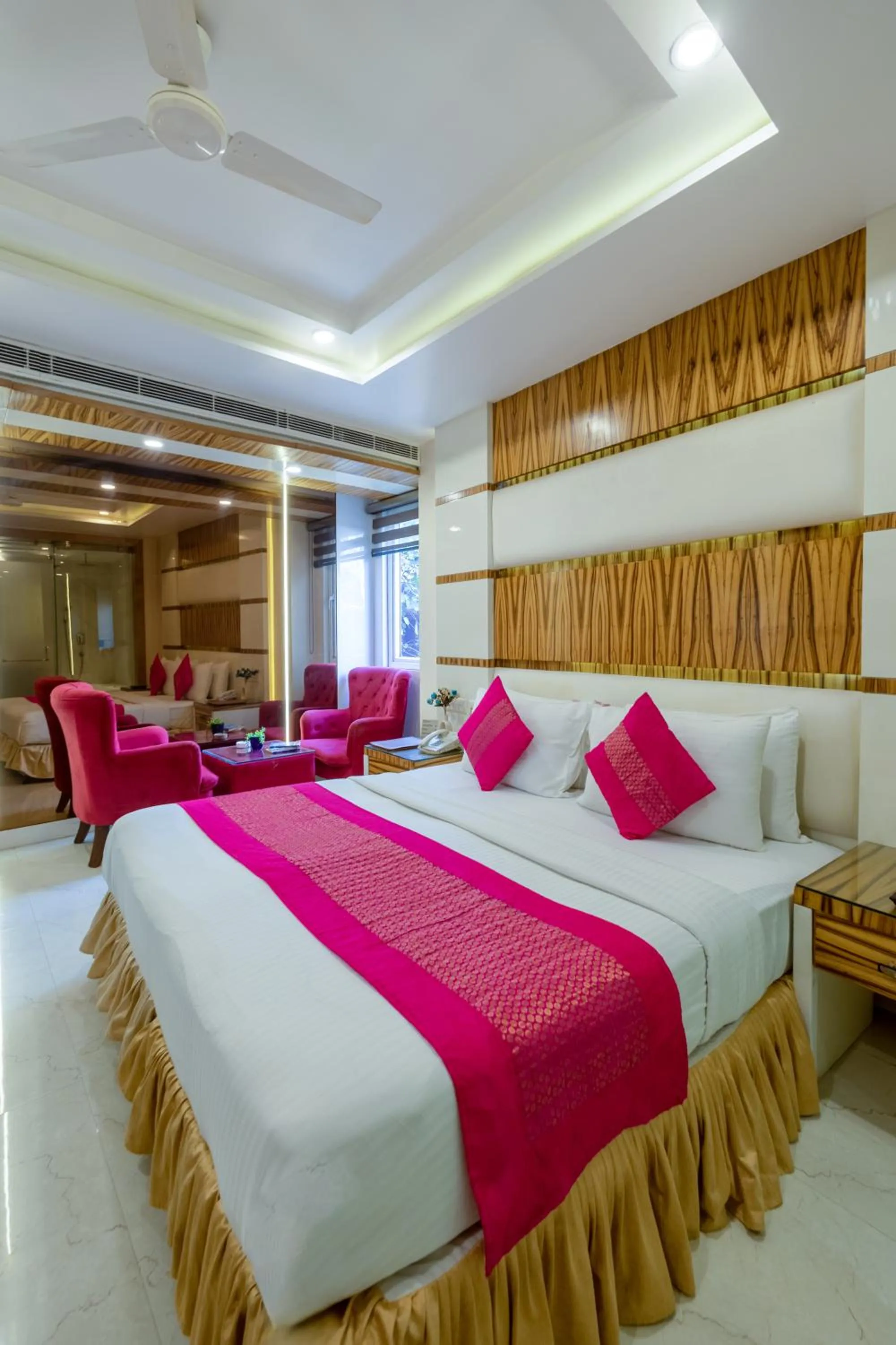 Bed in Aman Continental With Restaurant - 5Mins from Connaught Place ,Railway Station & Metro