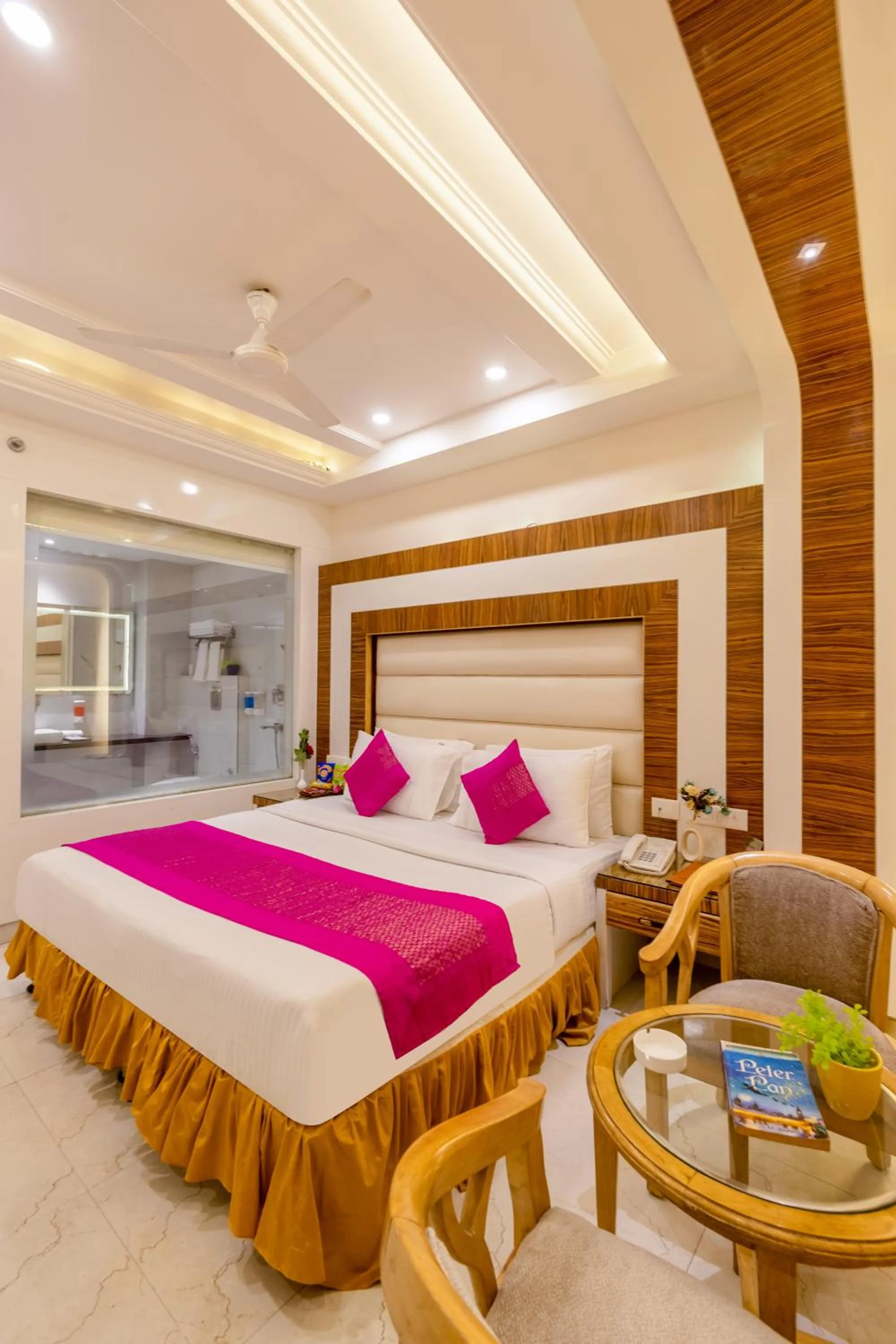 Bed in Aman Continental With Restaurant - 5Mins from Connaught Place ,Railway Station & Metro