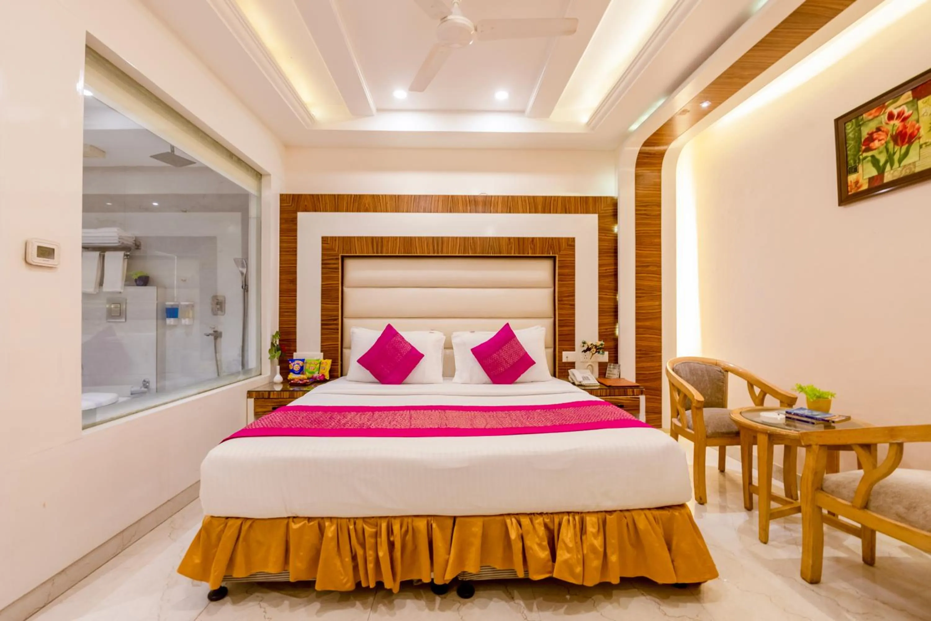 Bedroom, Bed in Aman Continental With Restaurant - 5Mins from Connaught Place ,Railway Station & Metro