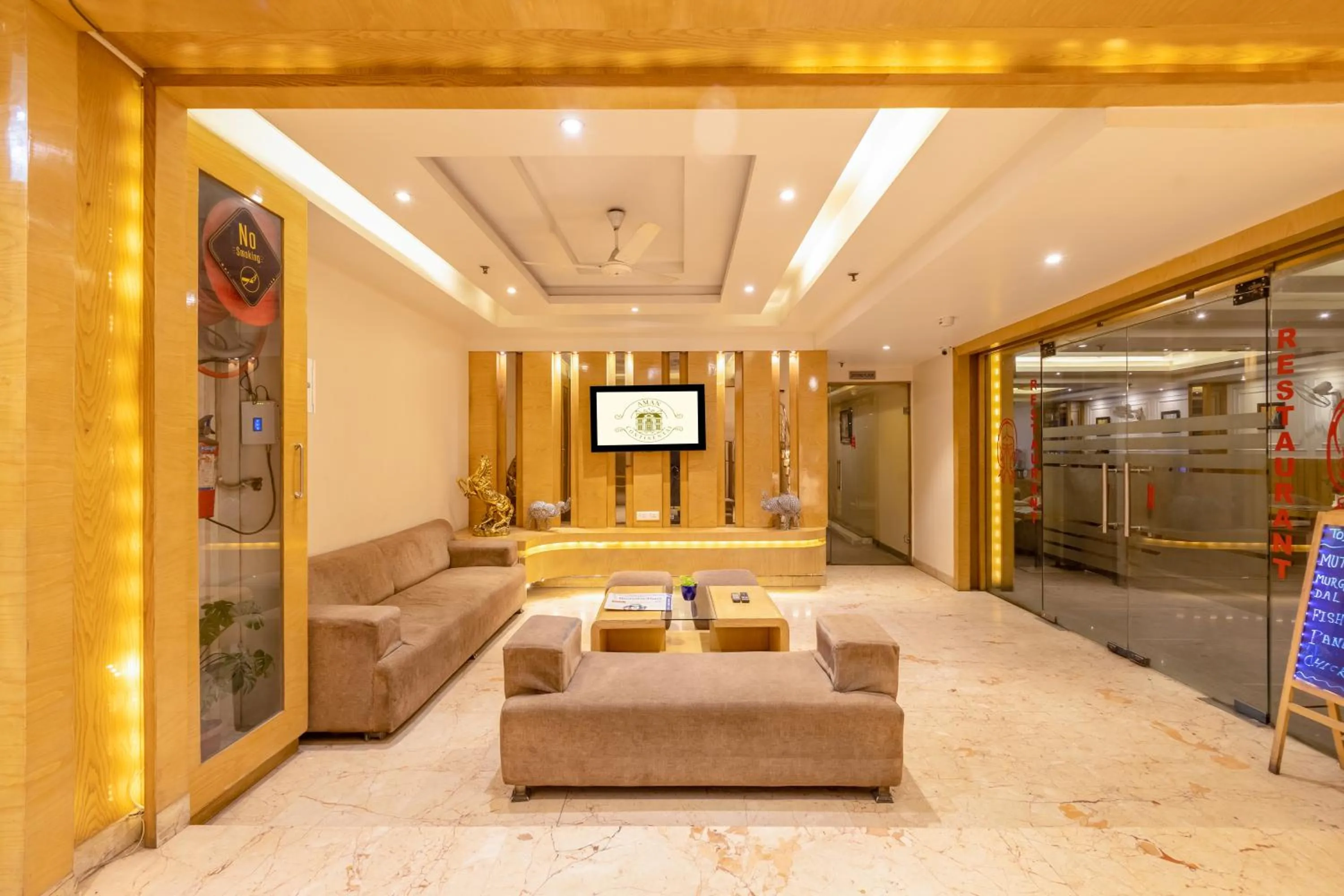Lobby or reception in Aman Continental With Restaurant - 5Mins from Connaught Place ,Railway Station & Metro