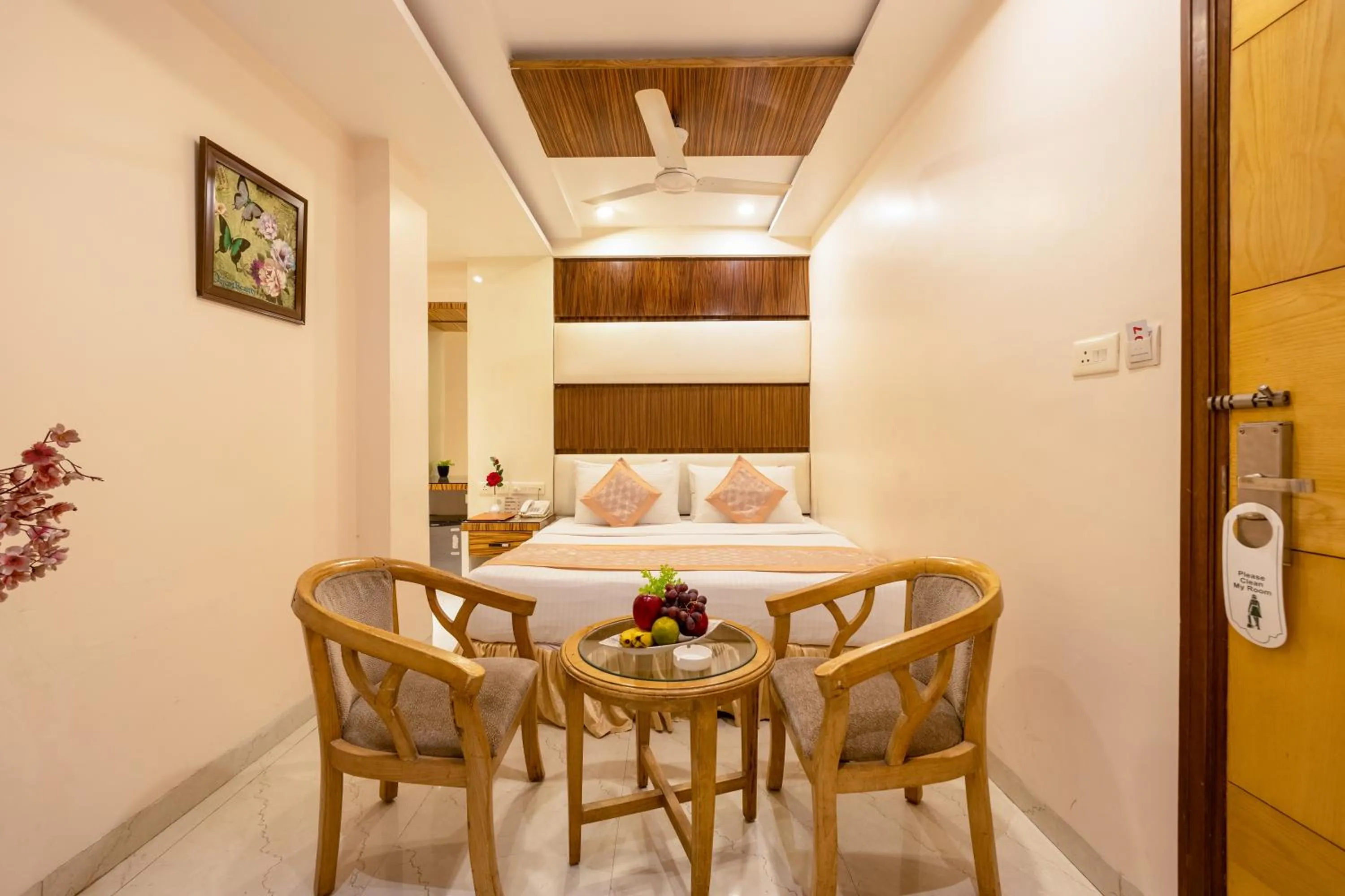 Bedroom in Aman Continental With Restaurant - 5Mins from Connaught Place ,Railway Station & Metro