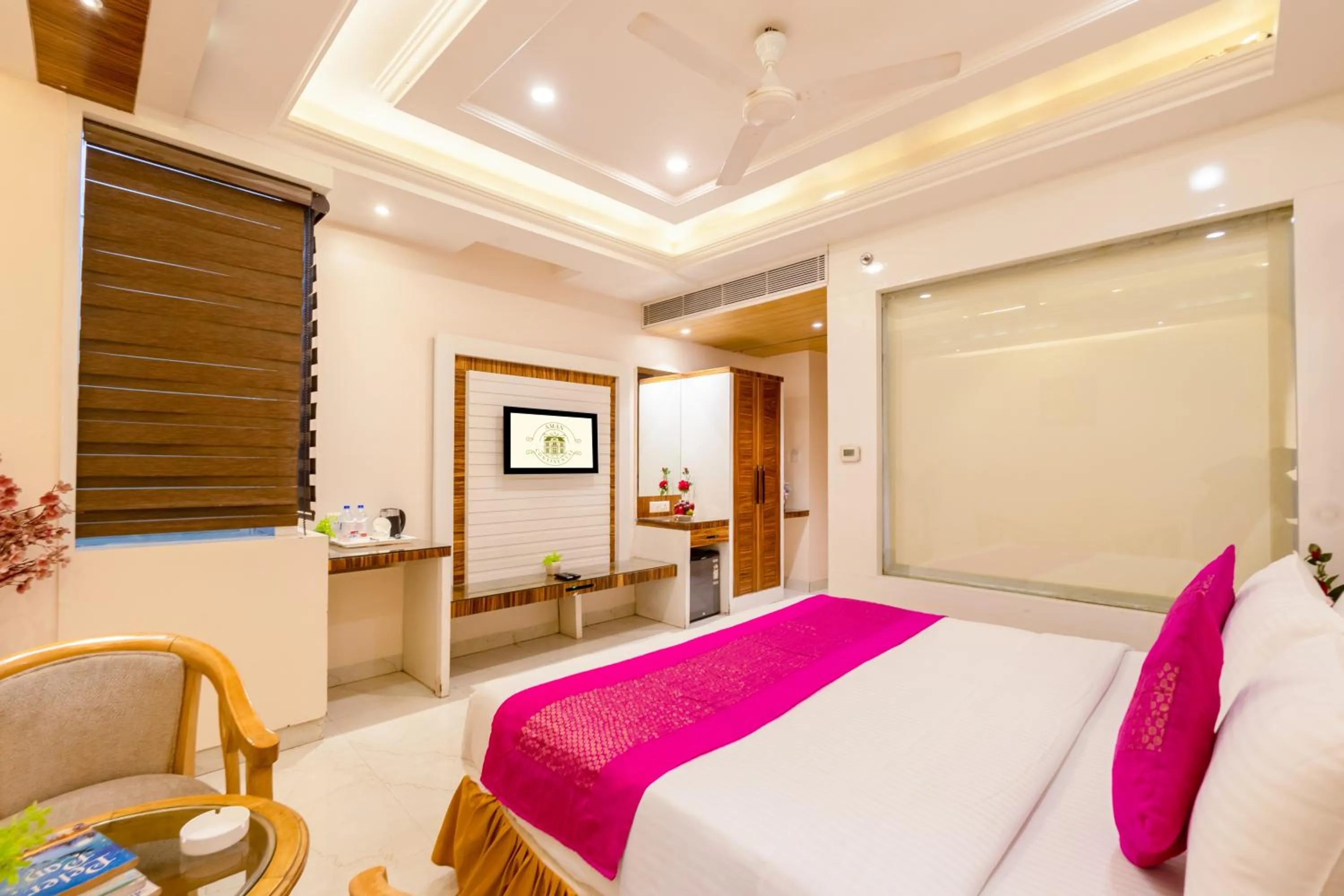 Bedroom, Bed in Aman Continental With Restaurant - 5Mins from Connaught Place ,Railway Station & Metro