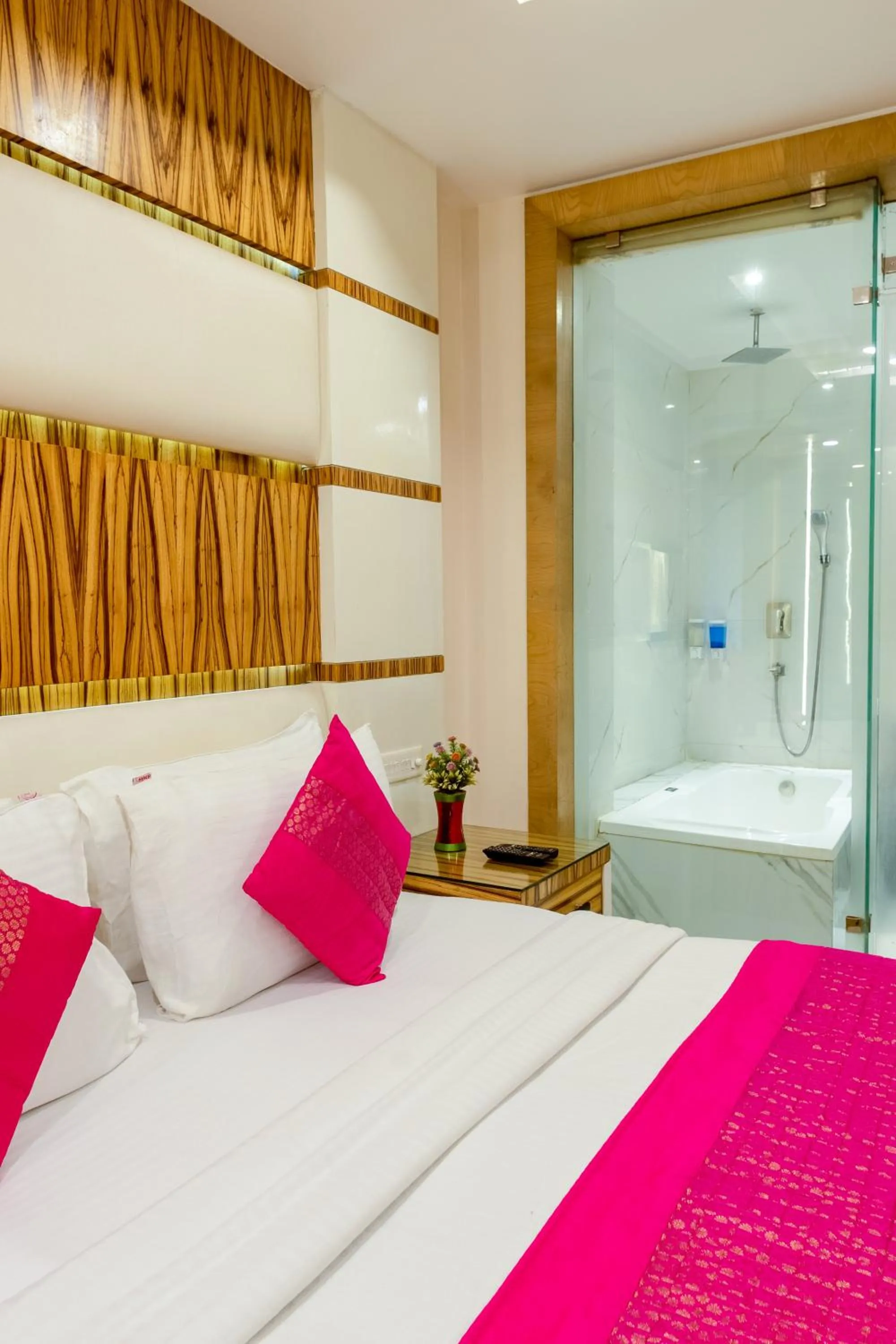 Bed in Aman Continental With Restaurant - 5Mins from Connaught Place ,Railway Station & Metro