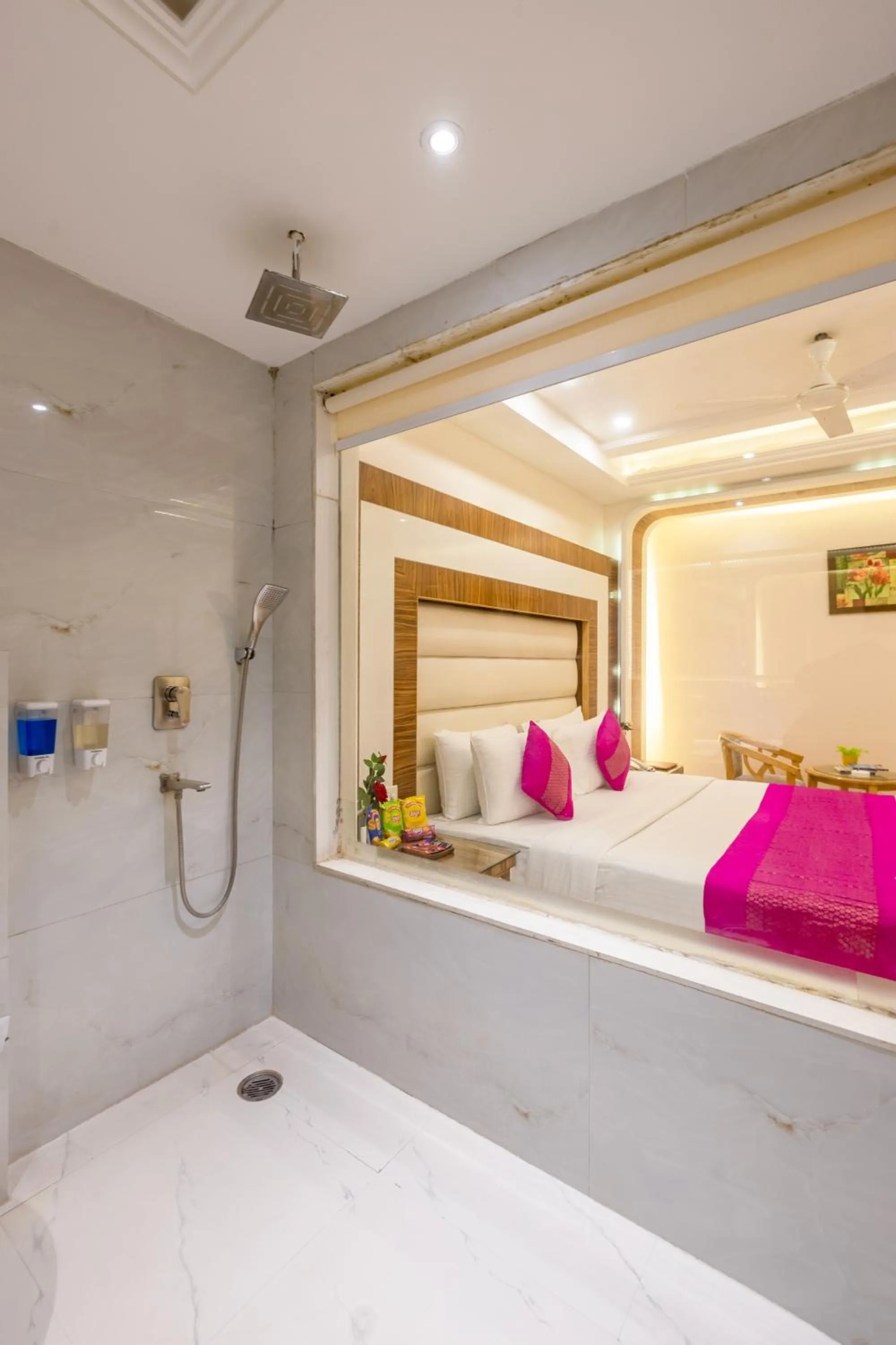 Bathroom, Bed in Aman Continental With Restaurant - 5Mins from Connaught Place ,Railway Station & Metro