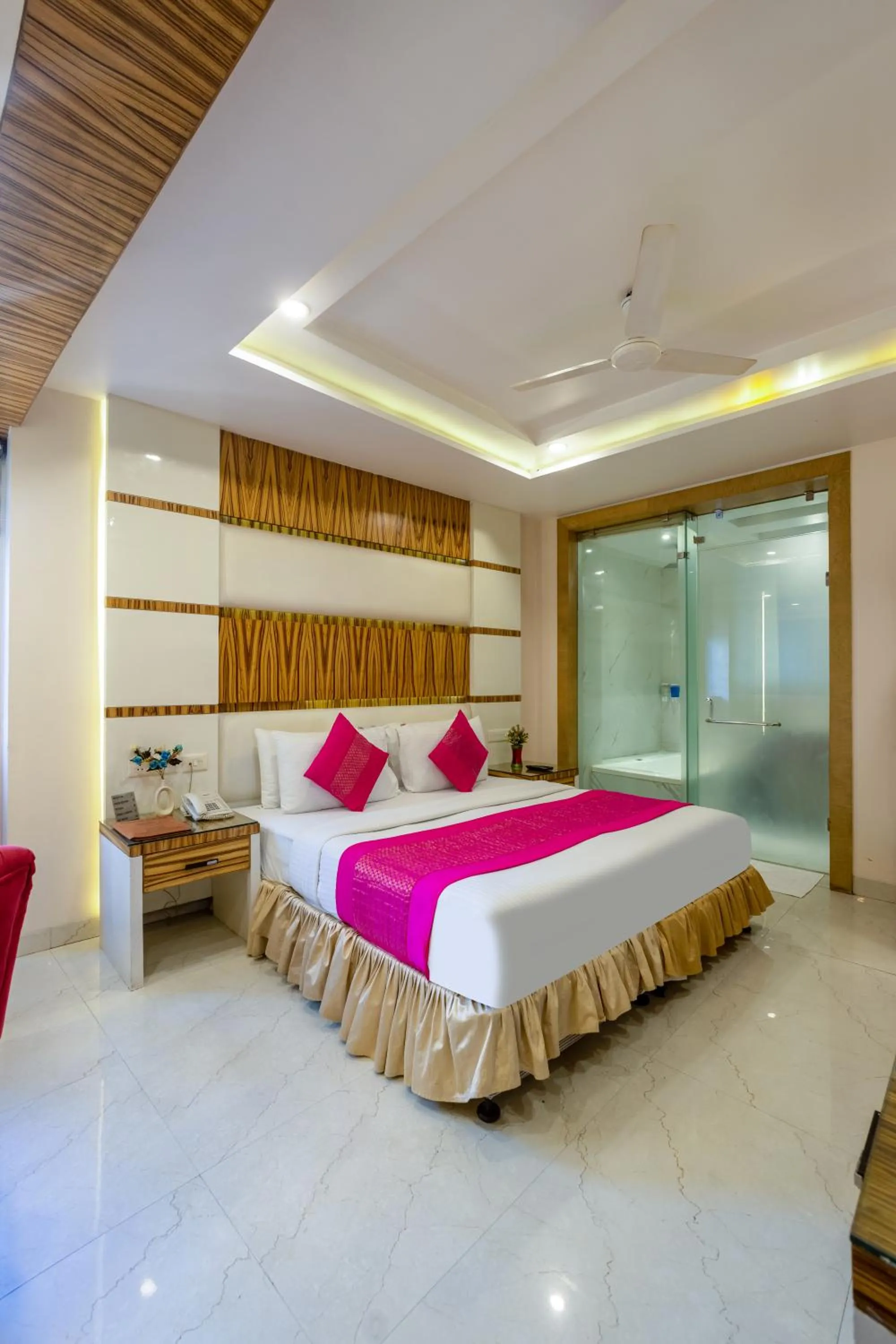 Bed in Aman Continental With Restaurant - 5Mins from Connaught Place ,Railway Station & Metro