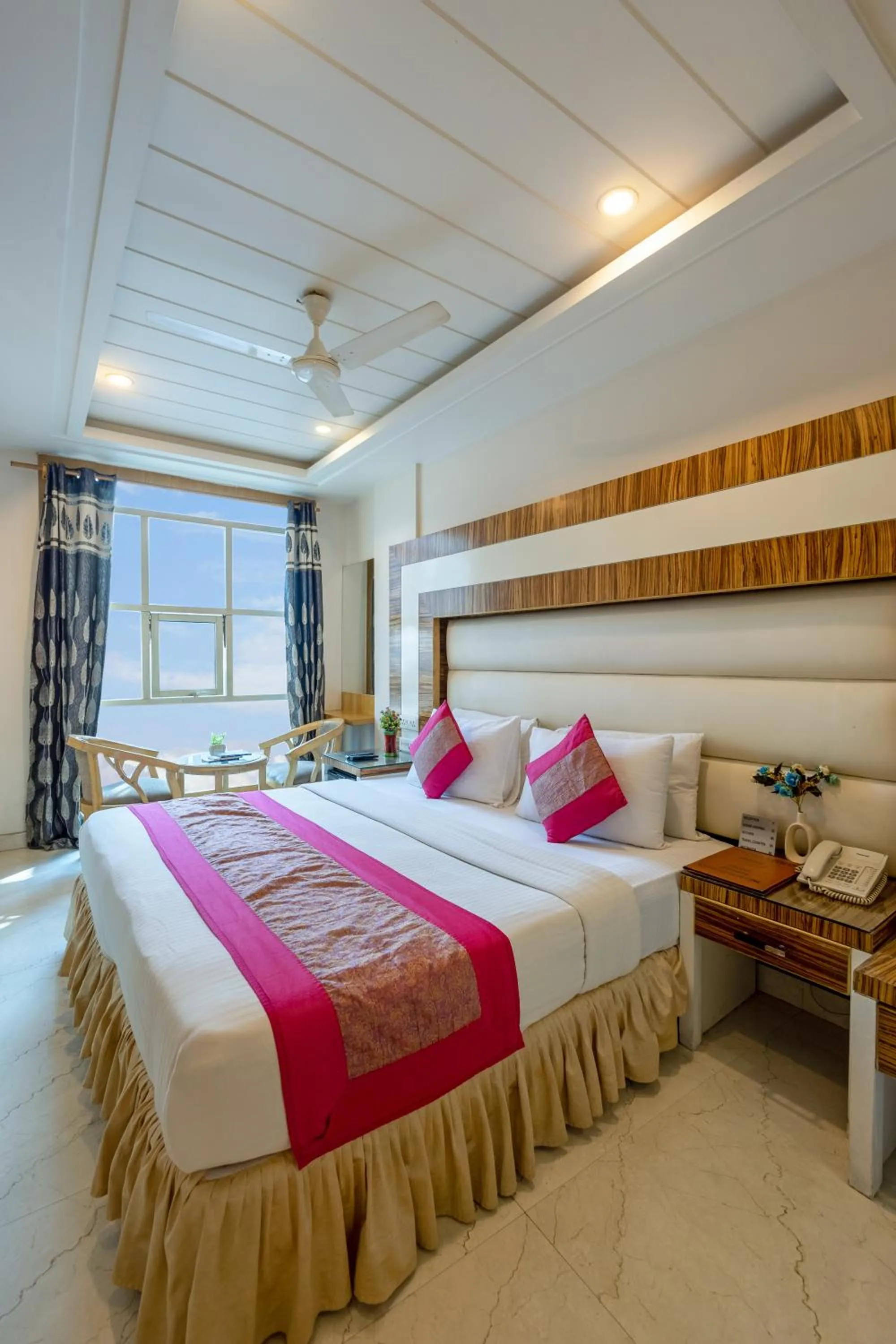 Bed in Aman Continental With Restaurant - 5Mins from Connaught Place ,Railway Station & Metro