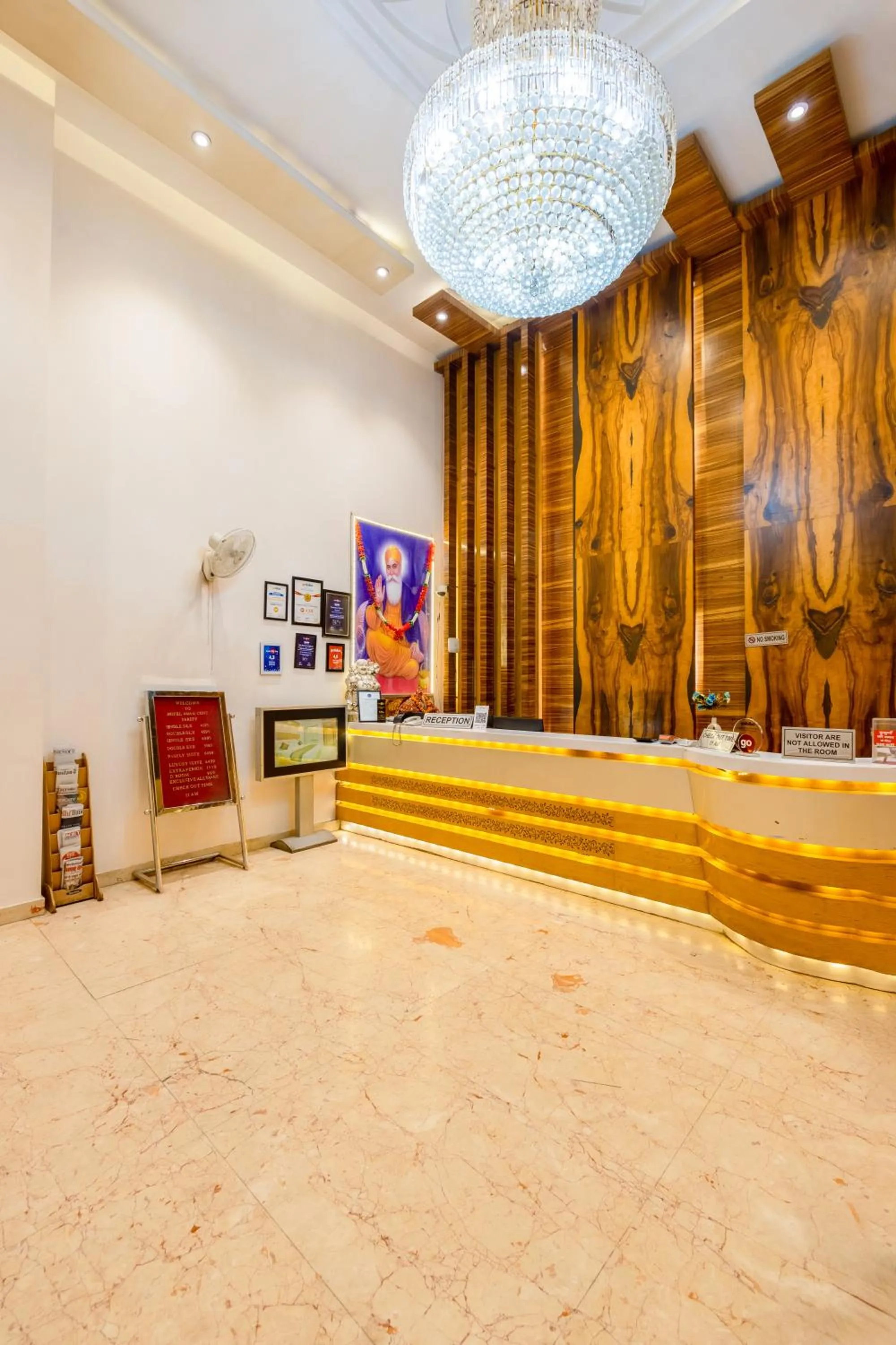 Lobby or reception in Aman Continental With Restaurant - 5Mins from Connaught Place ,Railway Station & Metro