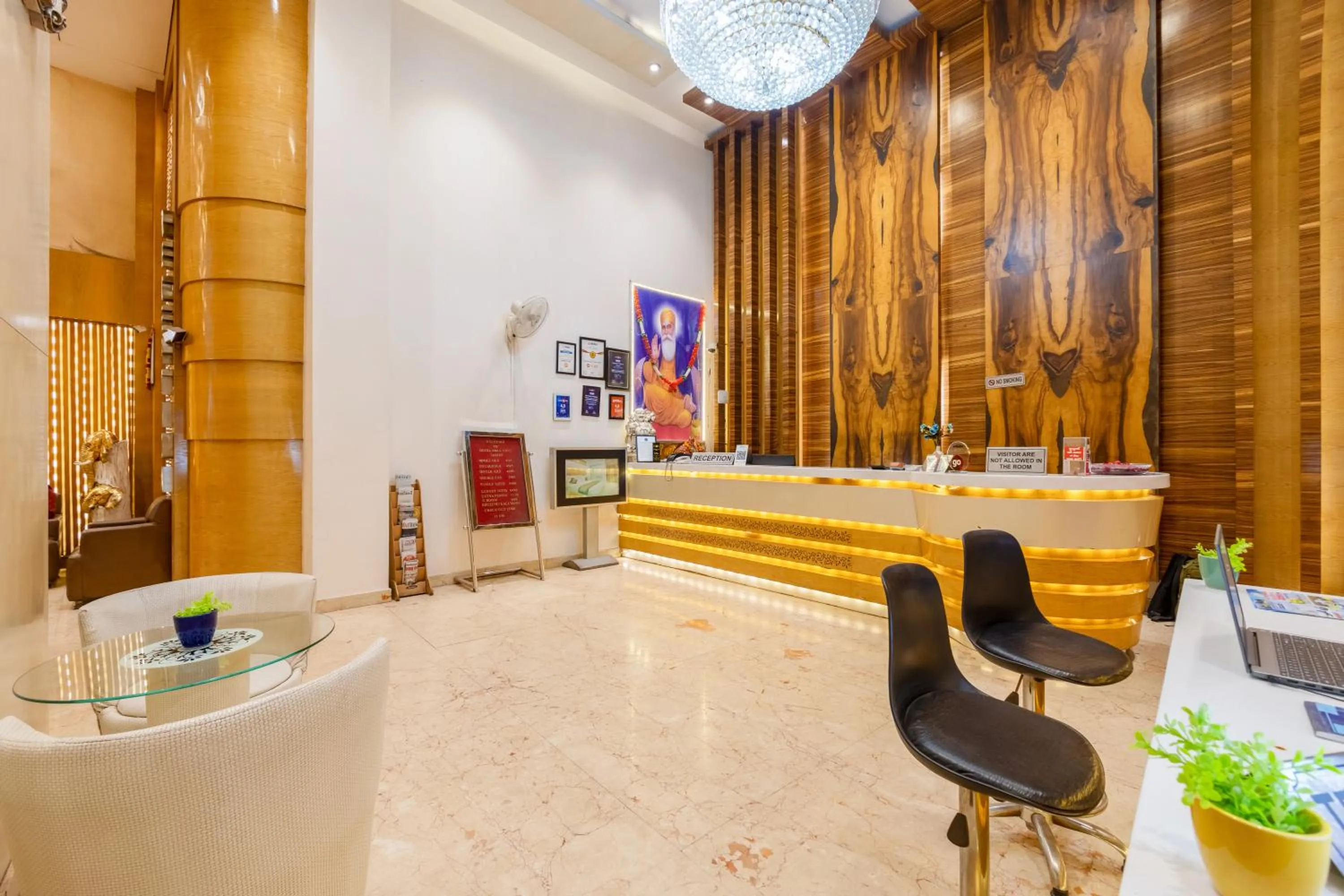 Lobby or reception in Aman Continental With Restaurant - 5Mins from Connaught Place ,Railway Station & Metro