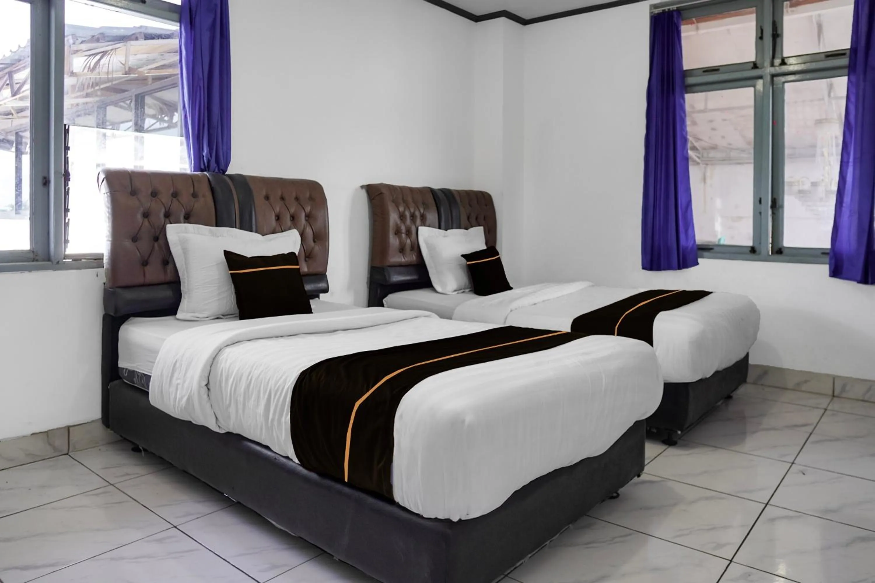 Standard Twin Room in Collection O near Universitas Negeri Padang formerly Hotel Amra