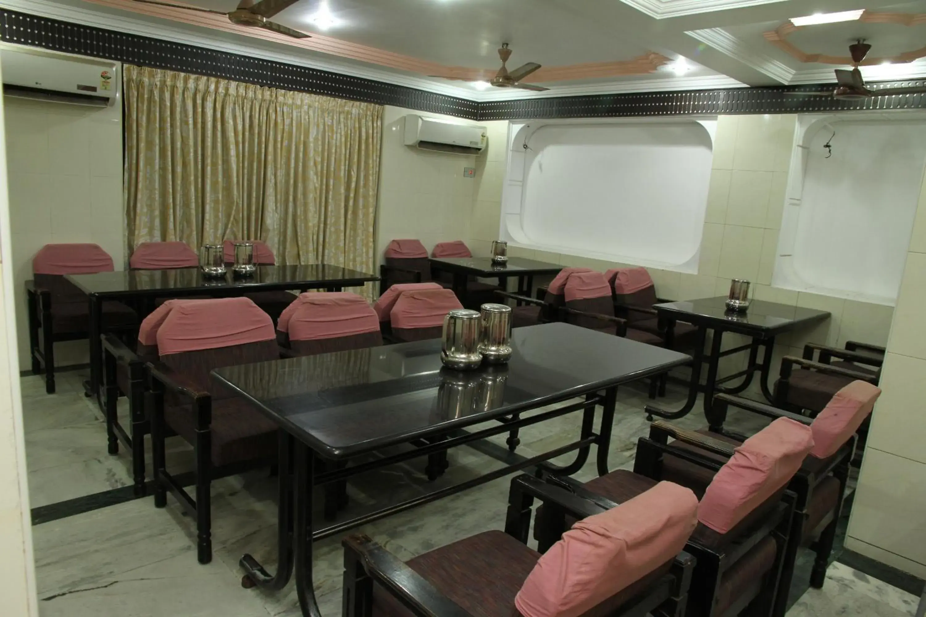 Restaurant/places to eat in Hotel Sangam Restaurant/places to eat in Hotel Sangam