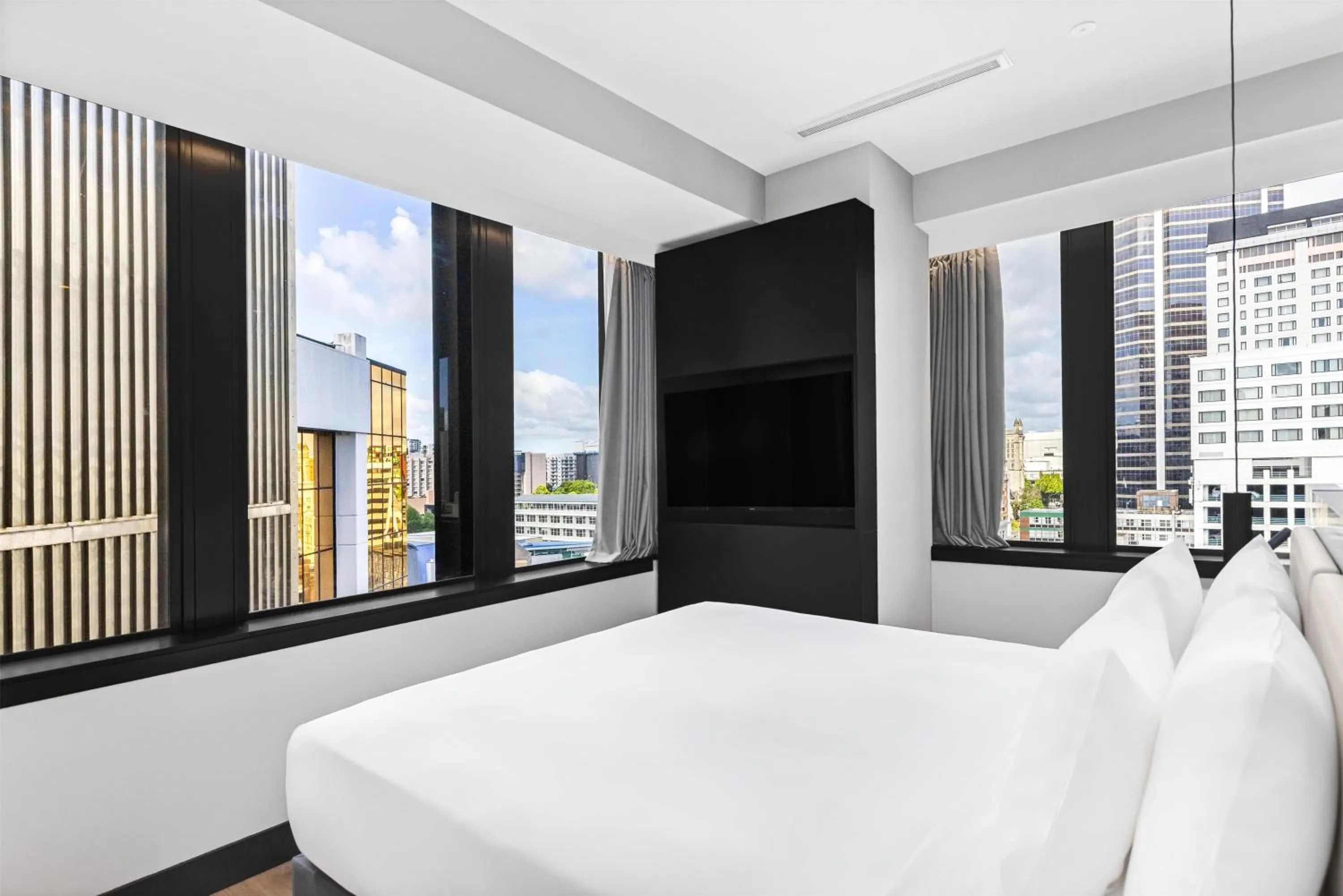 Suite with Panorama View in Radisson RED Auckland