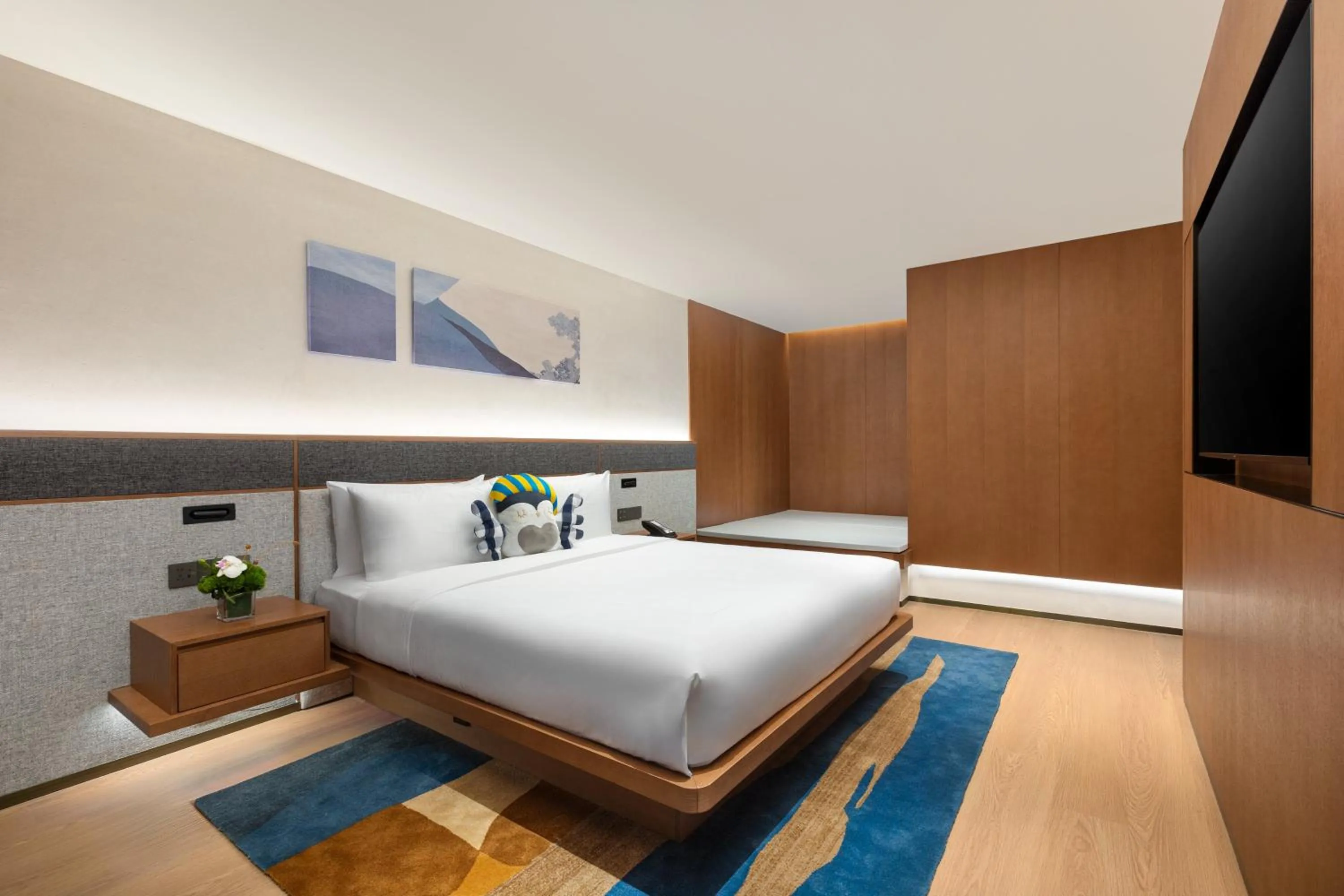 Photo of the whole room, Bed in voco Ningbo Dongqian Lake by IHG
