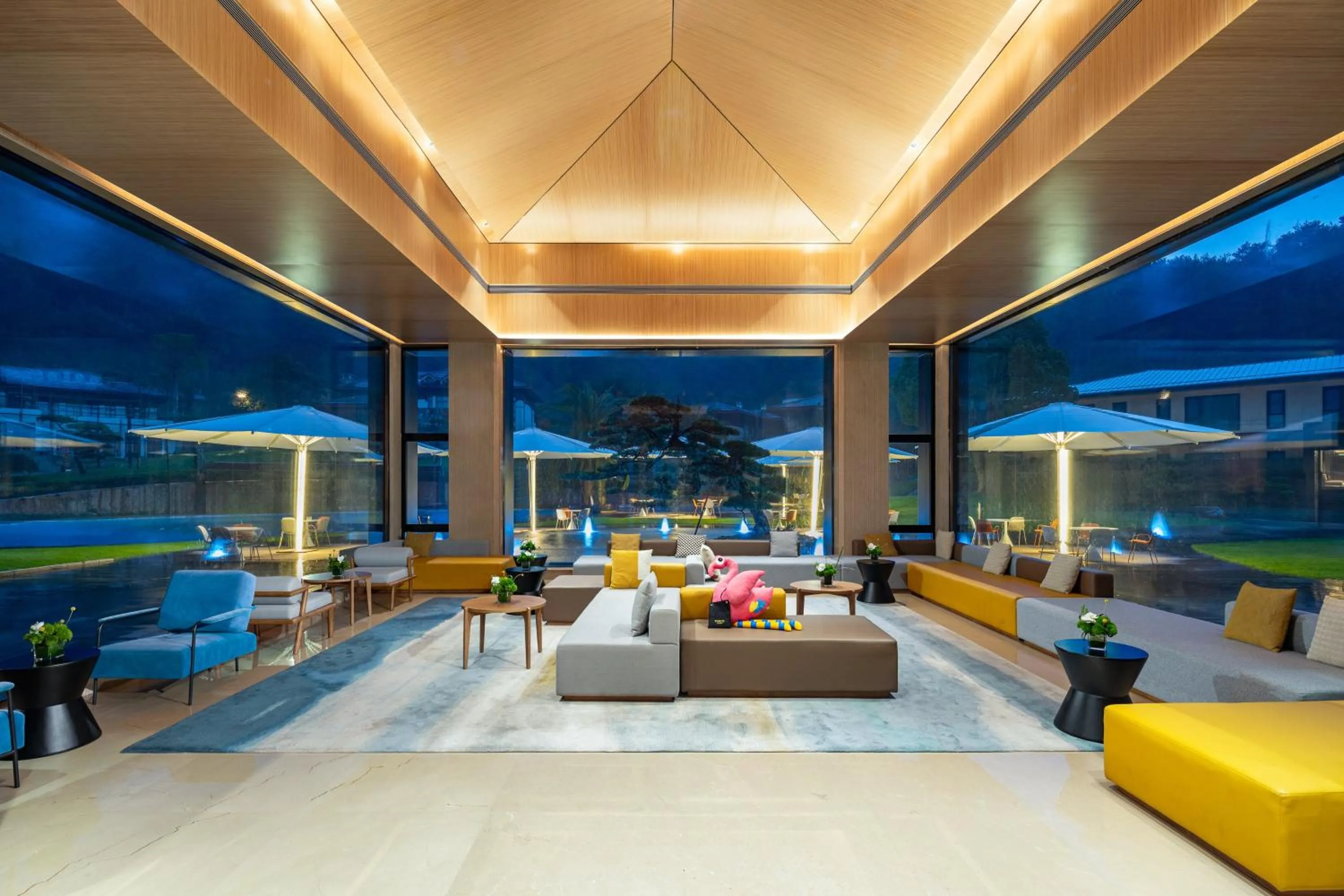 Lounge or bar in voco Ningbo Dongqian Lake by IHG