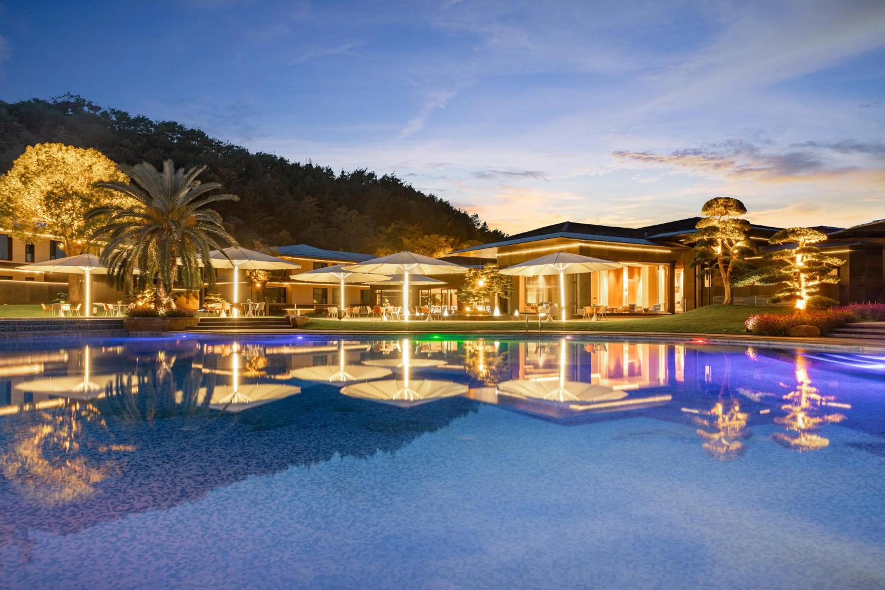 Swimming pool in voco Ningbo Dongqian Lake by IHG