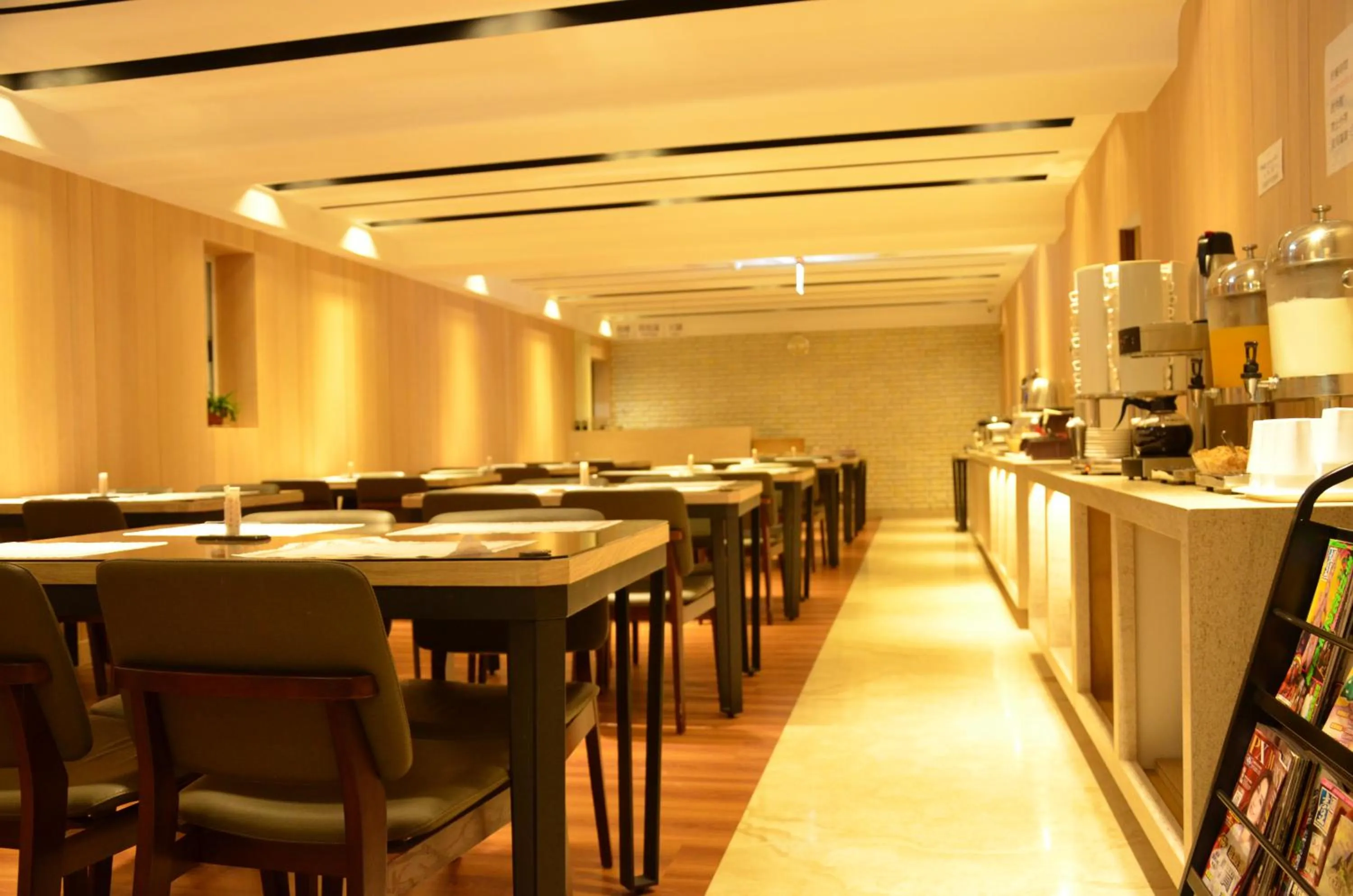 Restaurant/places to eat in Noble Hotel