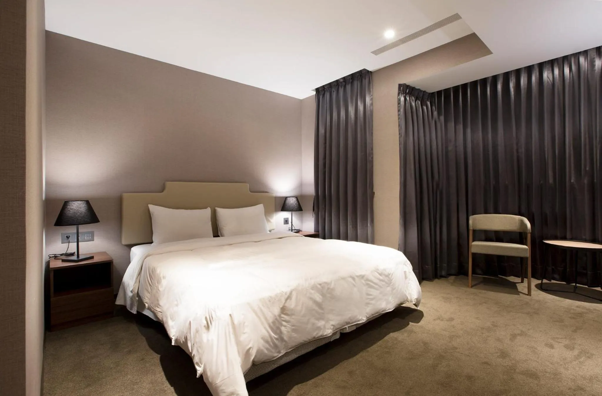 Bedroom, Bed in Noble Hotel