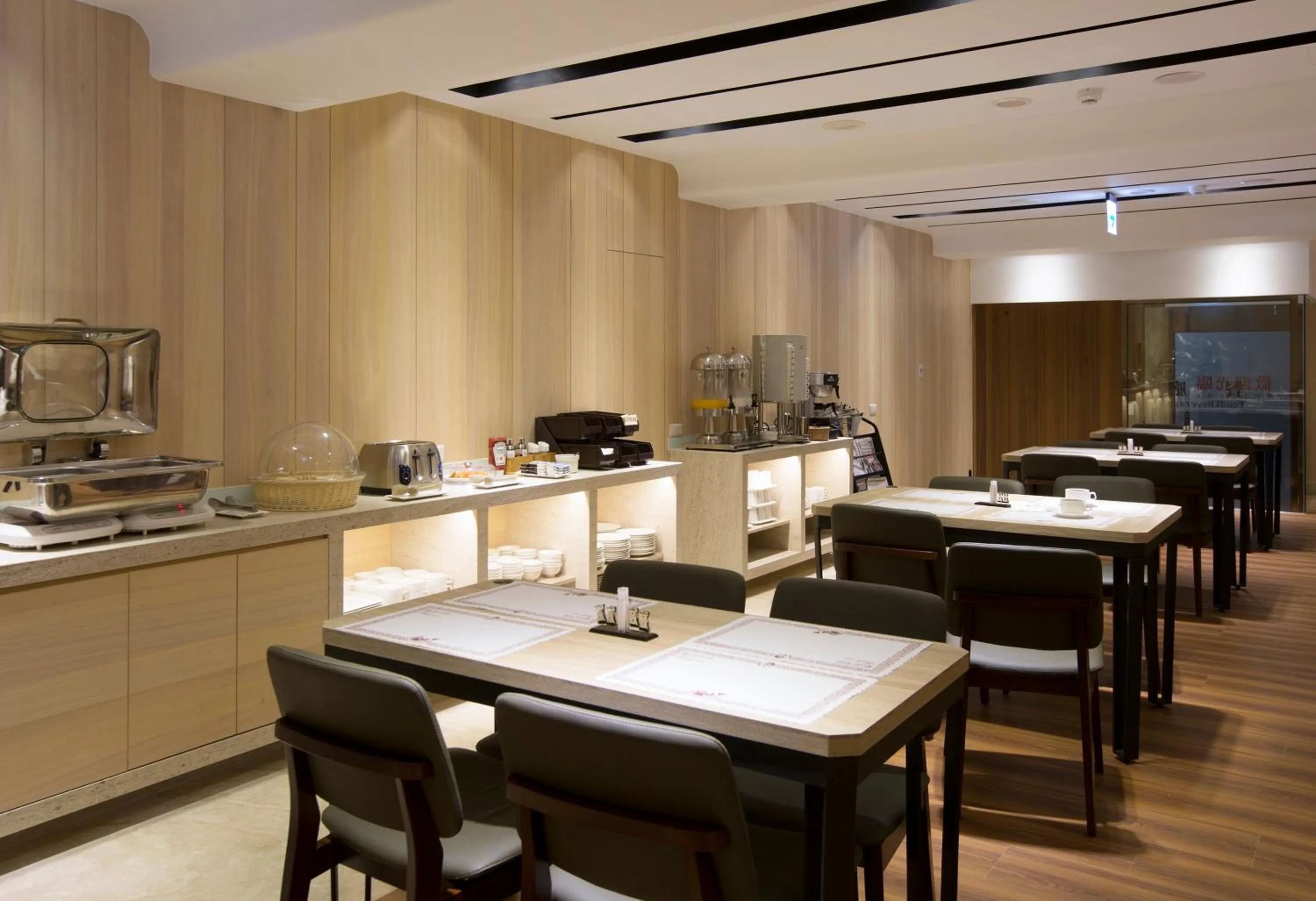 Restaurant/places to eat in Noble Hotel