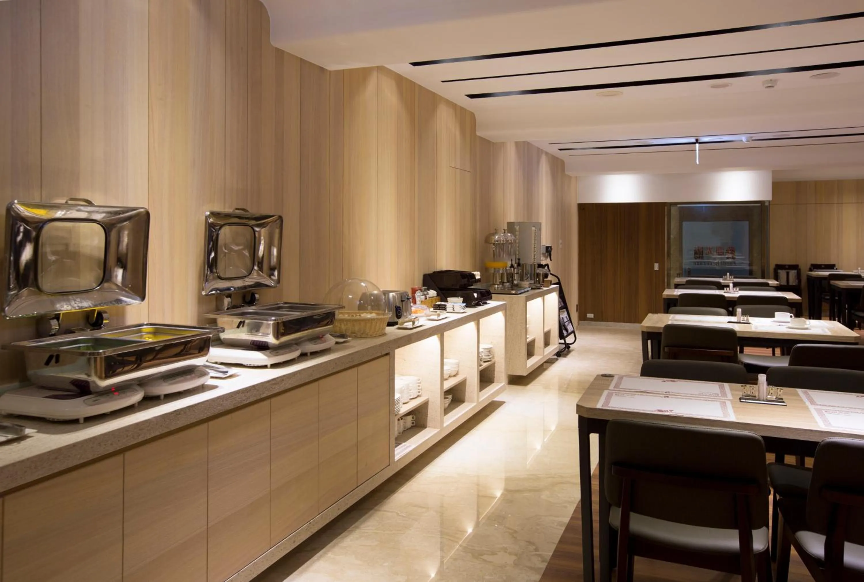 Restaurant/places to eat in Noble Hotel