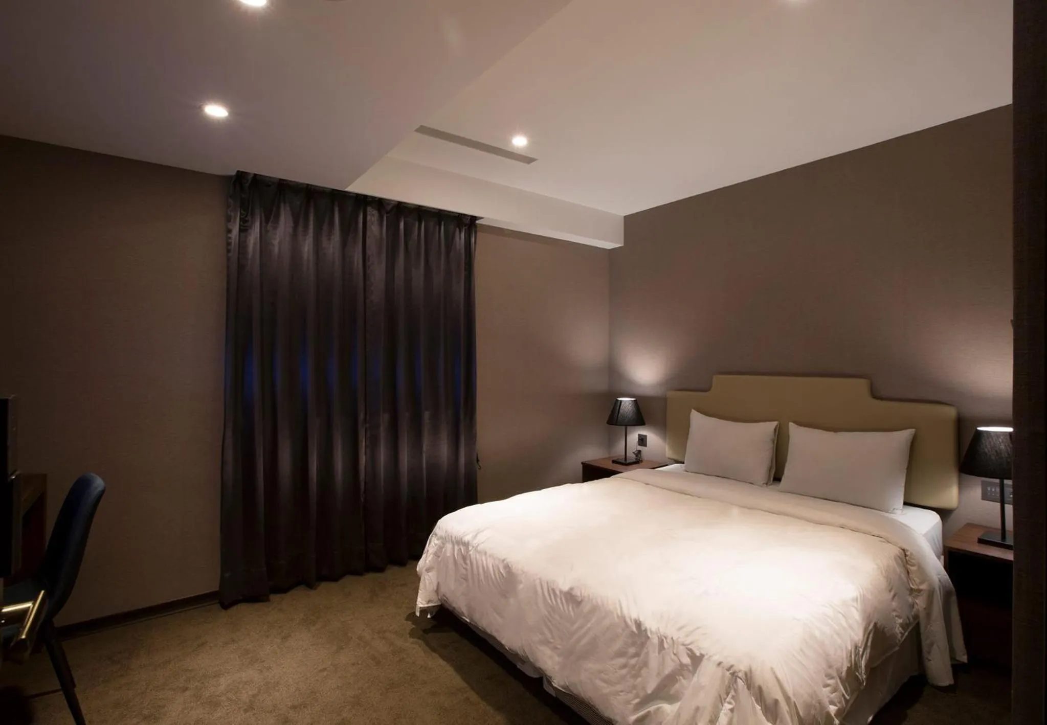 Bedroom, Bed in Noble Hotel