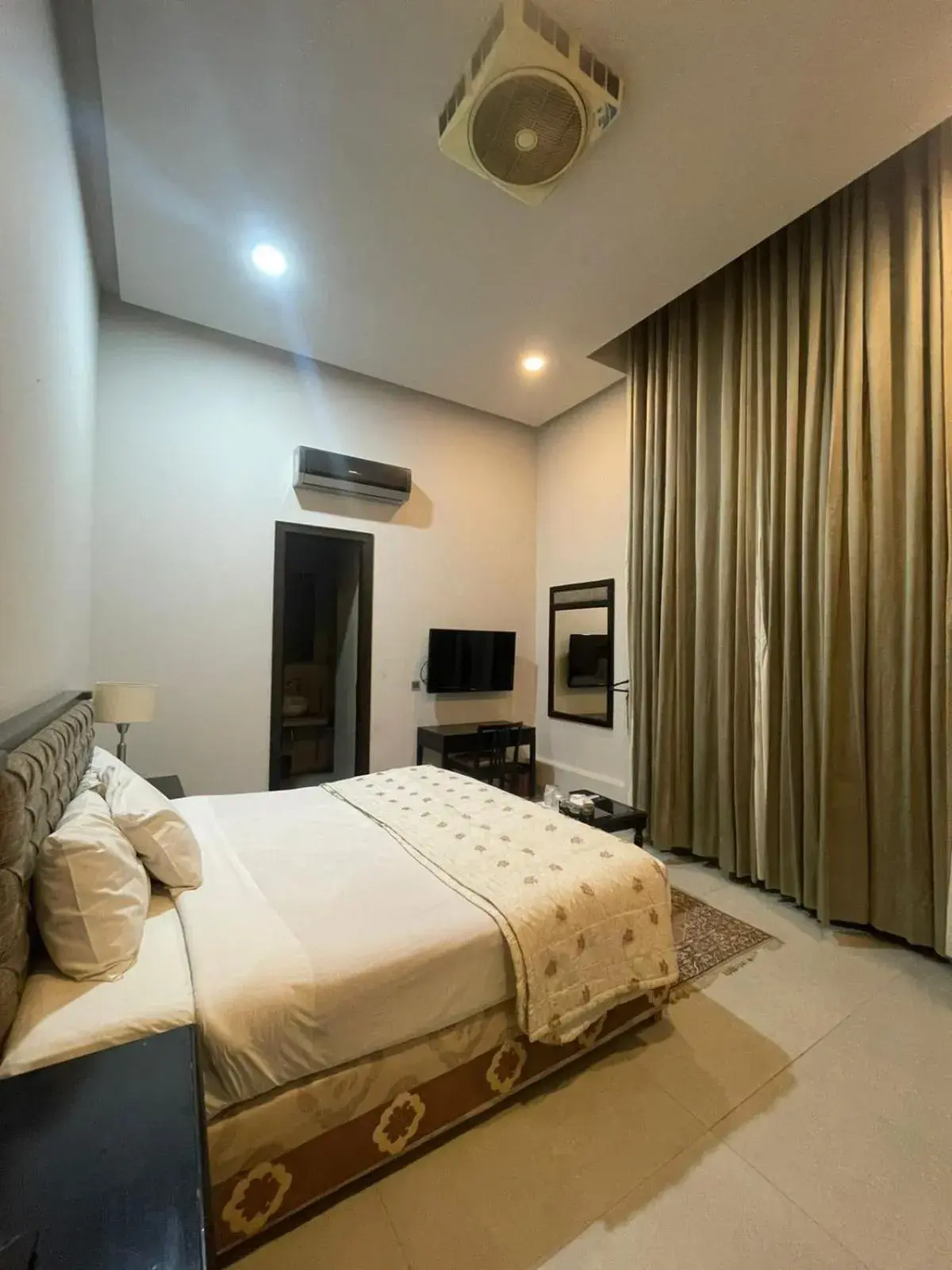 Deluxe Room - single occupancy in Cadillac Hotel Deluxe Room - single occupancy in Cadillac Hotel