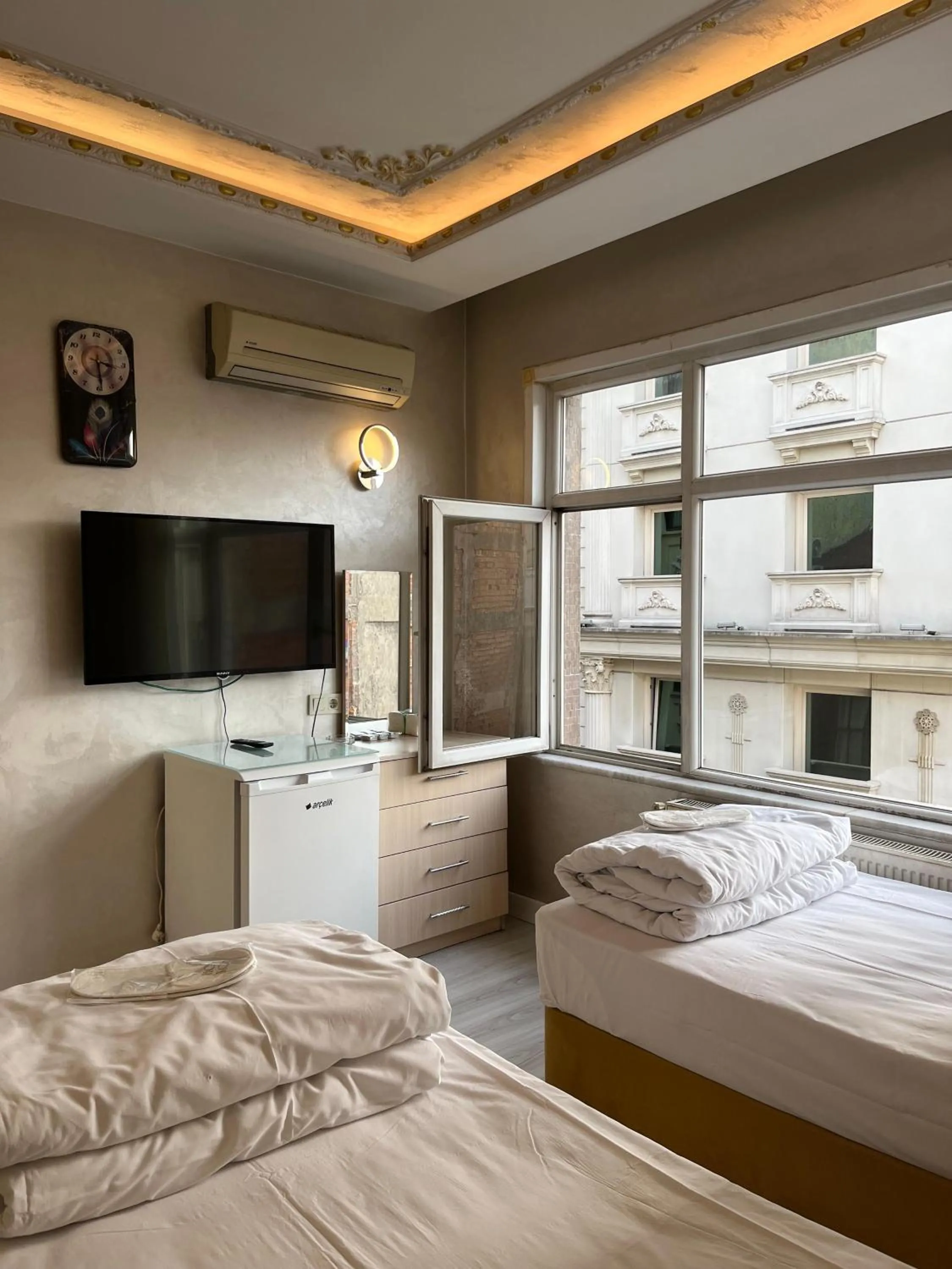 Communal lounge/ TV room, Bed in Adil Konak Hotel